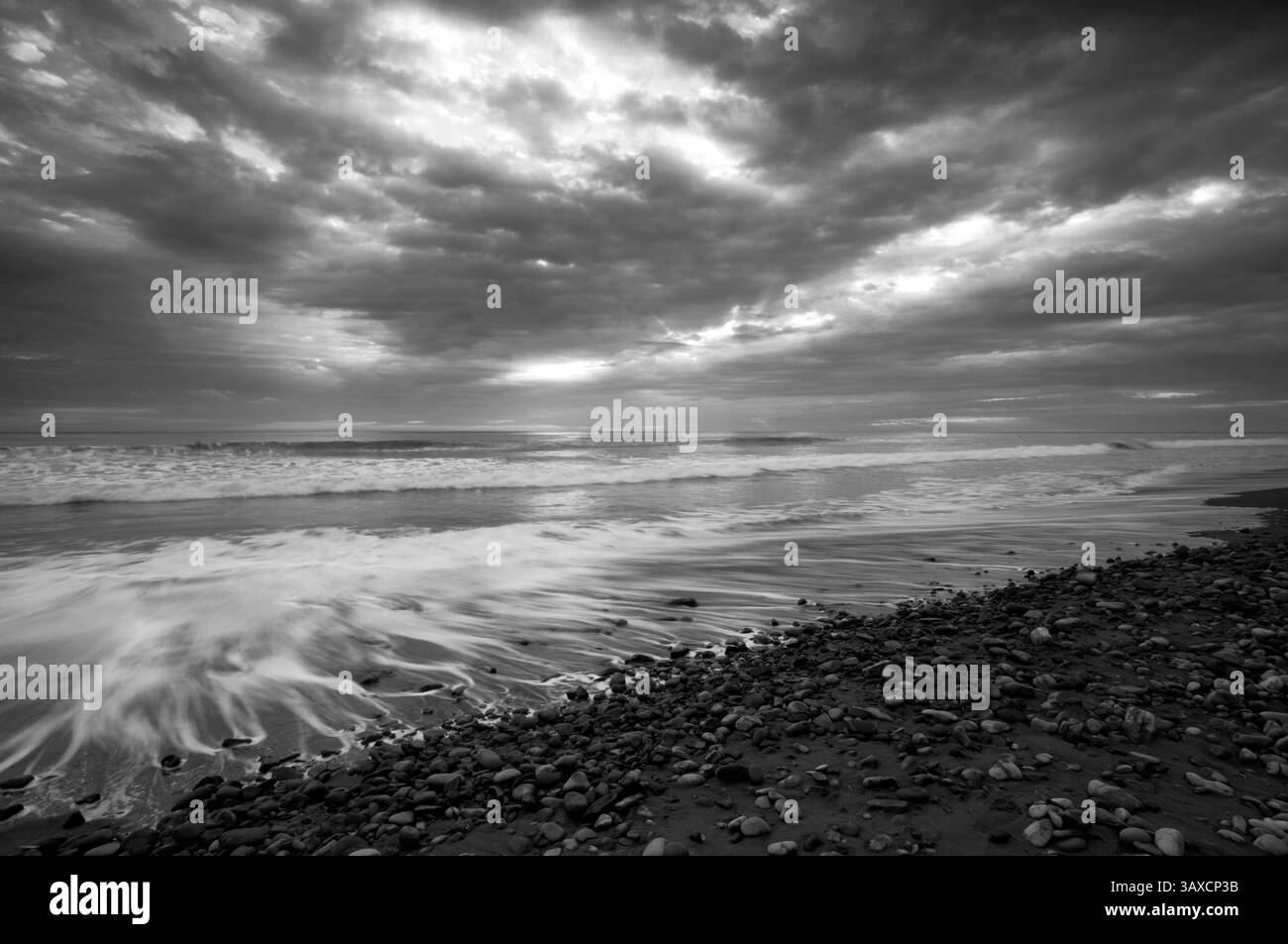 Ciel orageux au-dessus de Playa Dominical, Costa Rica (mouvement flou) Banque D'Images Ciel orageux au-dessus de Playa Dominical, Costa Rica (mouvement flou) Banque D'Images