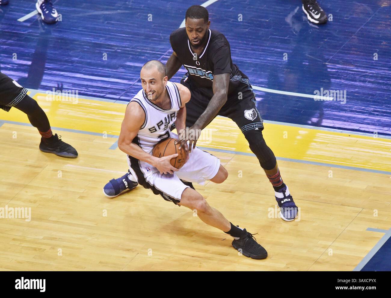 6 février 2017 : Manu Ginobili (en bas), garde des Spurs de San Antonio, s'éloigne de JaMychal Green (en haut), l'attaquant des Memphis Grizzlies, au deuxième quart-temps d'un match de basket-ball NBA au FedEx Forum de Memphis, Tennessee. Memphis a gagné 89-74. Austin McAfee/CSM(image de crédit : &copy ; Austin McAfee/CSM via ZUMA Wire) Banque D'Images