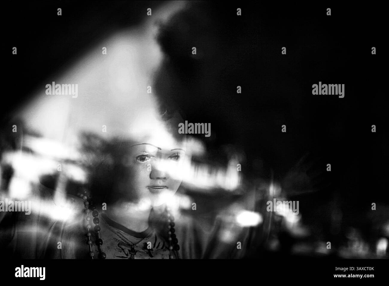 Un minuscule verre de bord de route enveloppé Capilla le long de la route 109 près de Francisco Uh May, Mexique. Banque D'Images