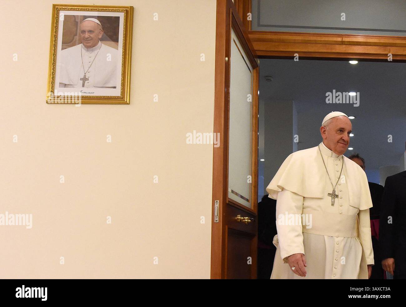 Photo de dossier - le Pape François à la Casa Santa Marta, la maison d'hôtes du Vatican le 7 avril 2014 où il a choisi de vivre. La maison d'hôtes a été construite en 1996 sur le site d'un ancien hospice pour les pauvres. Le bâtiment de cinq étages compte 106 suites, 22 chambres simples et un appartement et se trouve à la périphérie de la Cité du Vatican. Il est régulièrement habité par quelques dizaines de prêtres et évêques qui travaillent au Vatican. La moitié des salles sont disponibles pour les cardinaux et les évêques visitant Rome pour le public ou d'autres occasions officielles. C'est le pape Jean-Paul II qui a appelé à la construction d'une résidence où voiture Banque D'Images