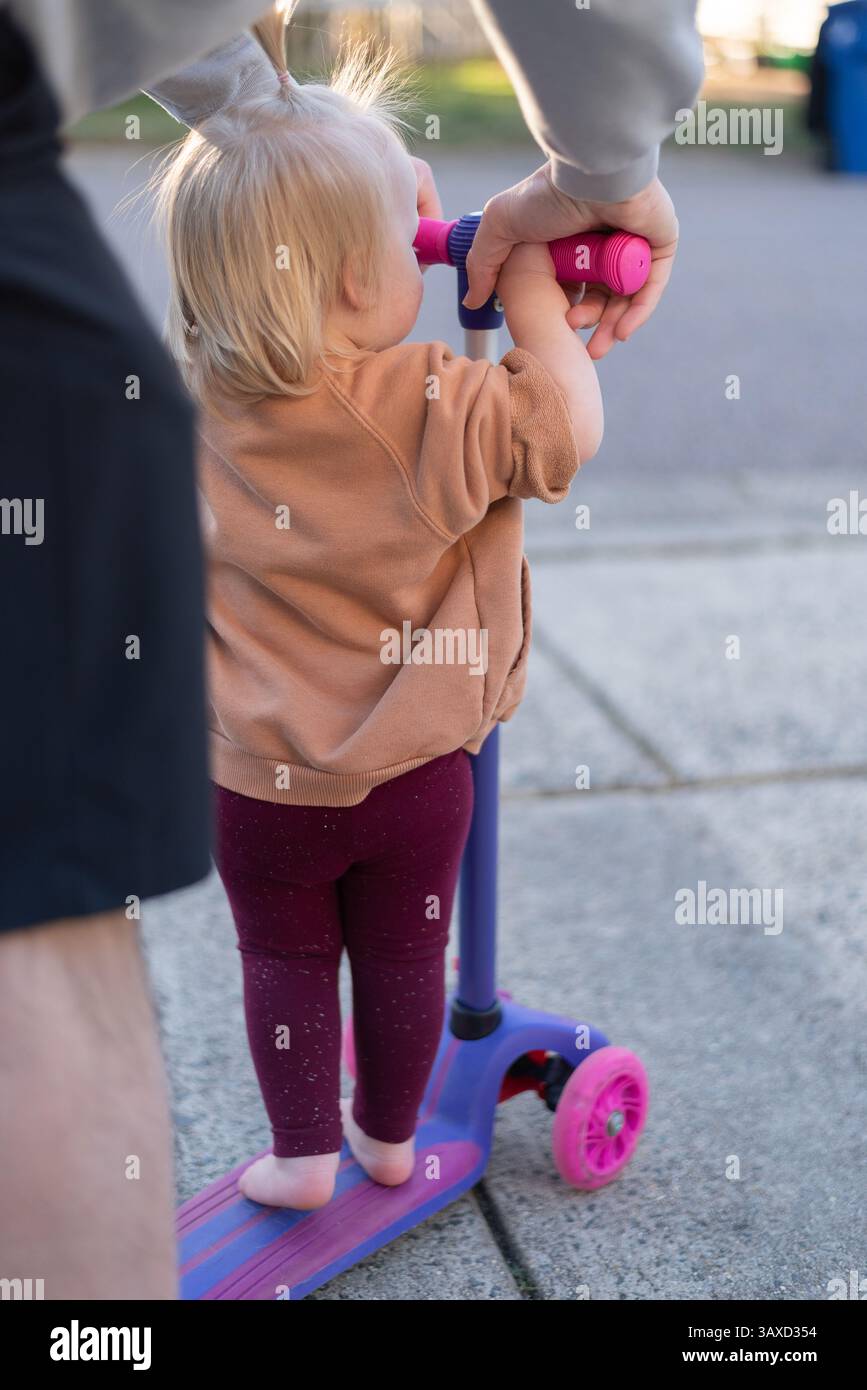 Papa ludique se promène avec un enfant à la remorque Banque D'Images