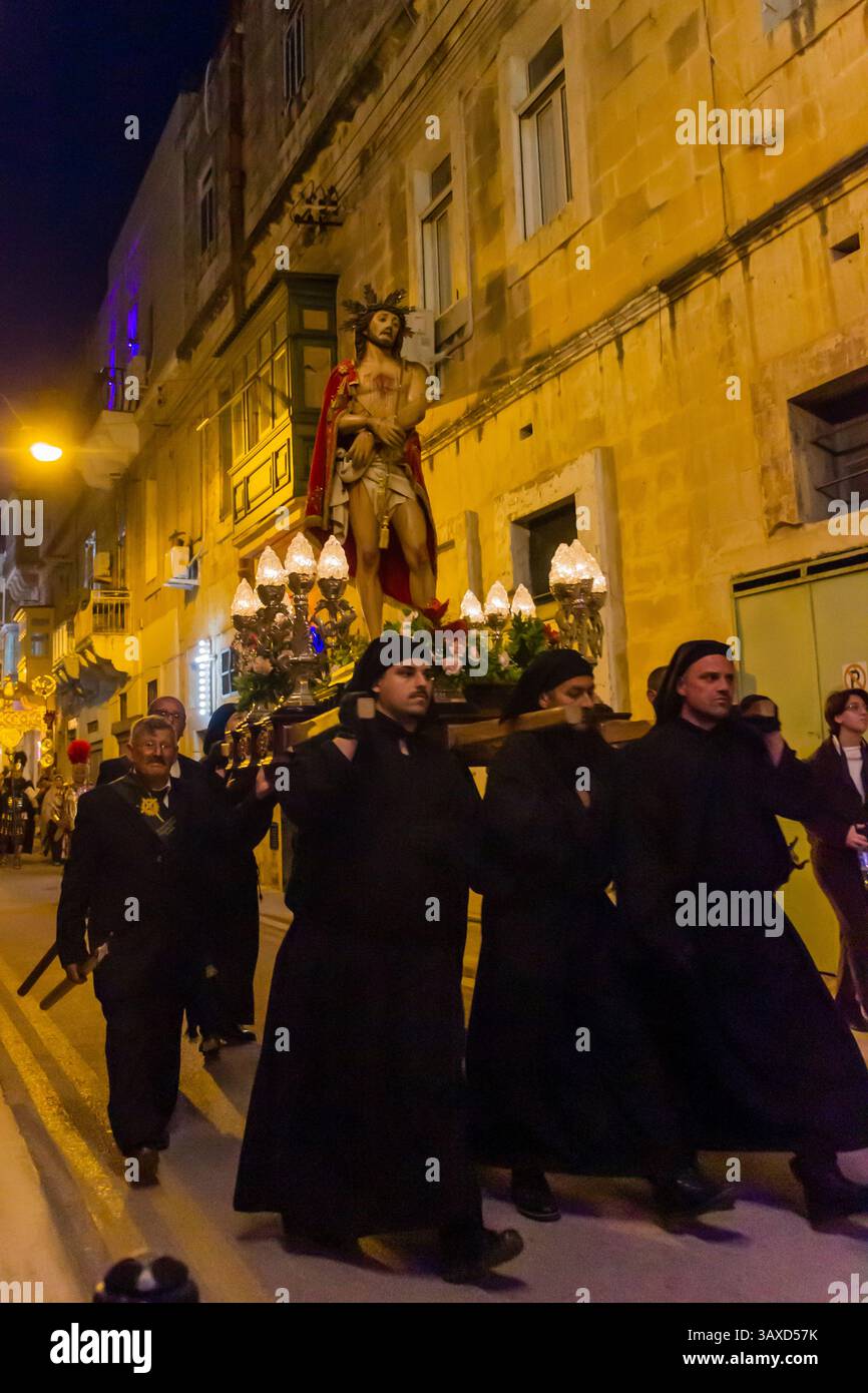 COSPICUA, MALTE - 18 AVRIL 2025 procession religieuse avec une statue de Jésus-Christ la nuit Banque D'Images