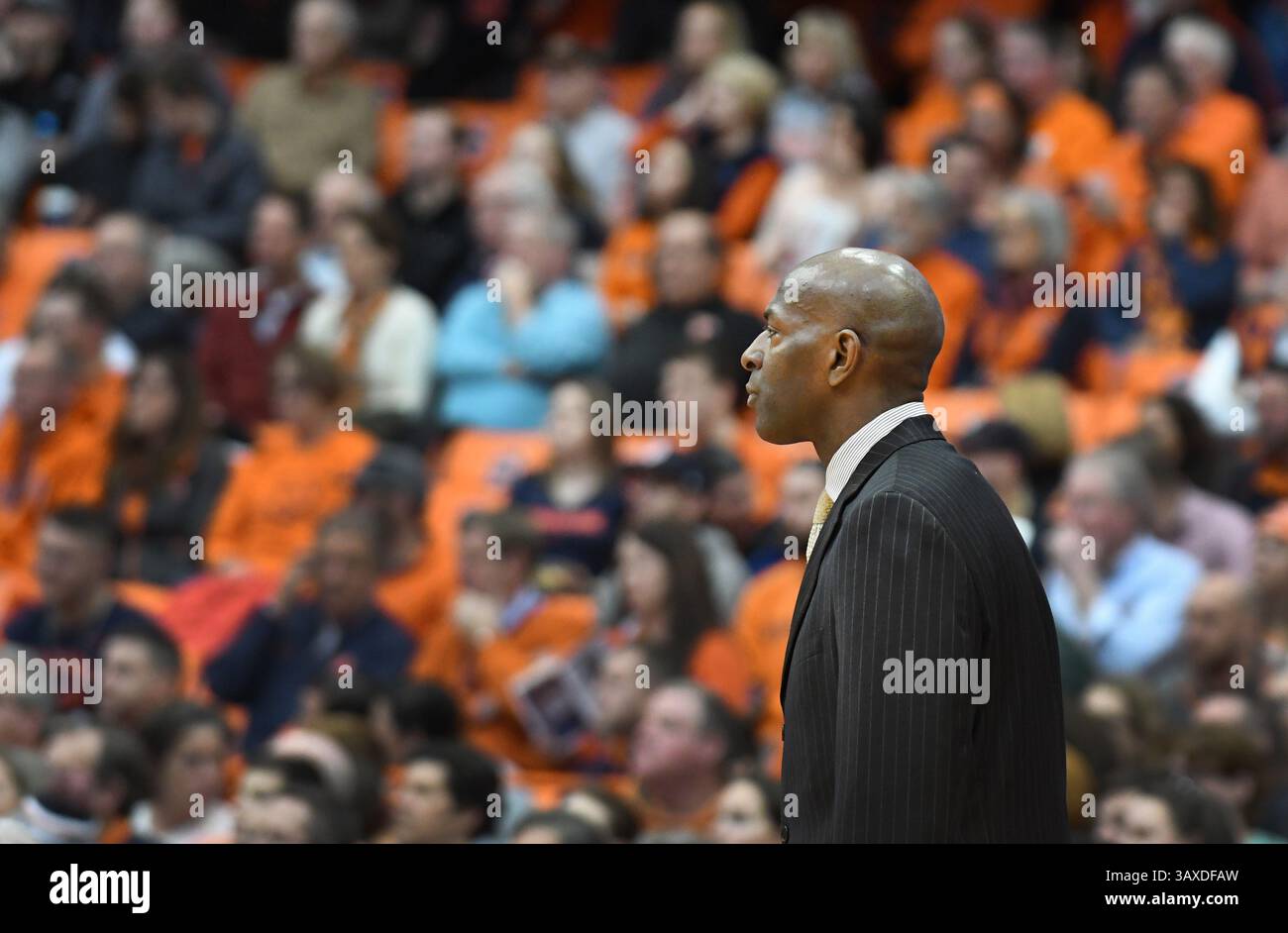 10 décembre 2016 : Joe Jones, entraîneur-chef de l'Université de Boston, examine la situation pendant la première moitié de l'action alors que Syracuse a battu l'Université de Boston 99-77 en basket-ball masculin au Carrier Dome à Syracuse, NYC. Photo par Alan Schwartz/Cal Sport Media(image de crédit : &copy ; Alan Schwartz/CSM via ZUMA Wire) Banque D'Images