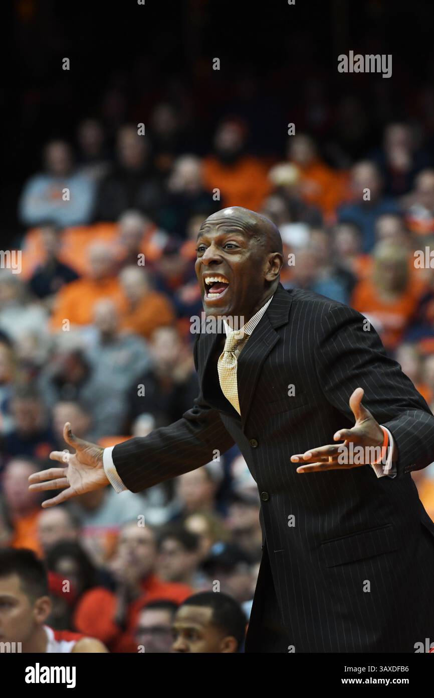 10 décembre 2016 : Joe Jones, entraîneur-chef de l'Université de Boston, réagit à une pénalité pendant la première moitié de jeu alors que Syracuse bat l'Université de Boston 99-77 en basket-ball masculin au Carrier Dome de Syracuse, NYL. Photo par Alan Schwartz/Cal Sport Media(image de crédit : &copy ; Alan Schwartz/CSM via ZUMA Wire) Banque D'Images