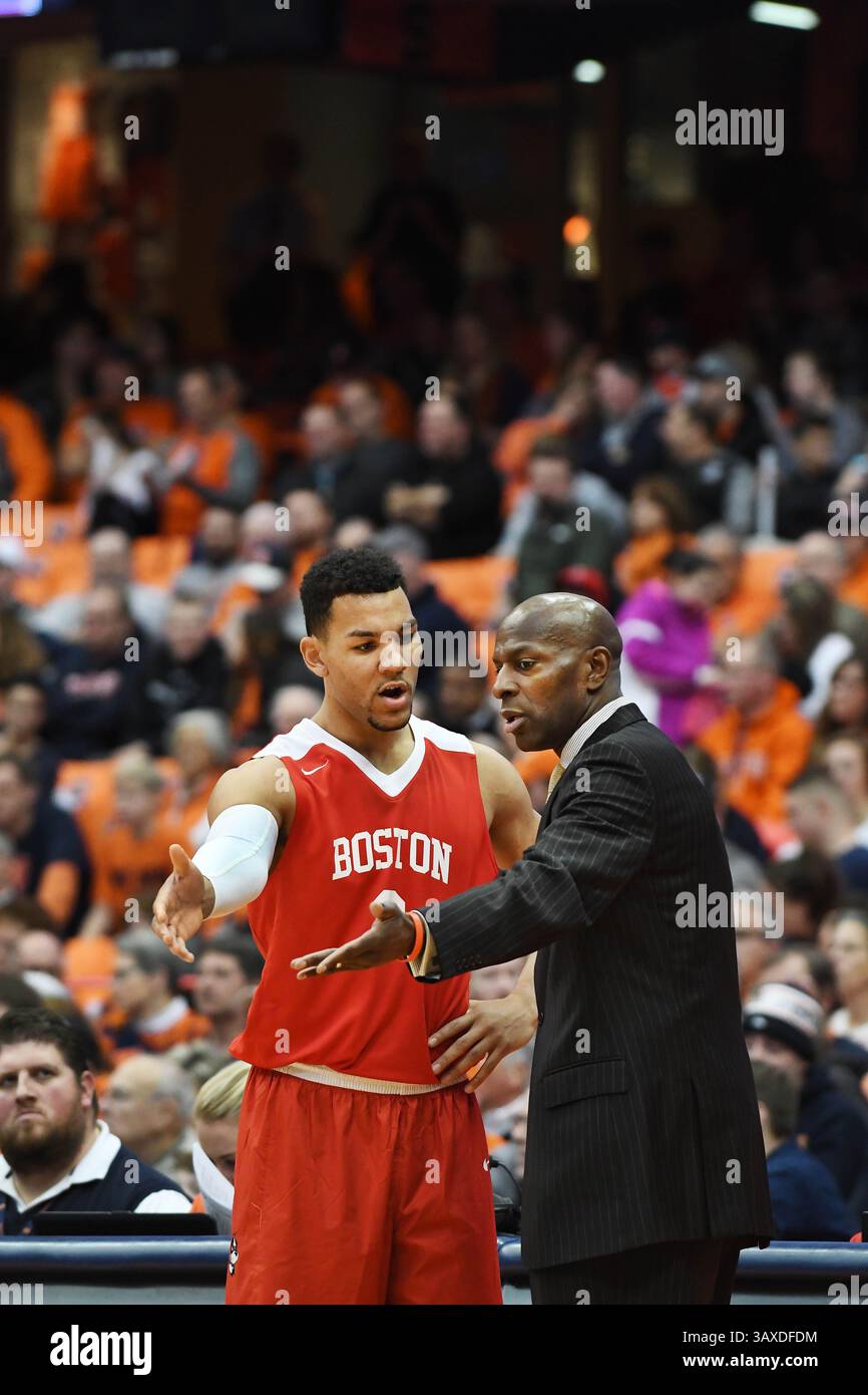 10 décembre 2016 : Eric Fanning #3, gardien de l'Université de Boston, et Joe Jones, entraîneur-chef de l'Université de Boston, discutent des options pendant la seconde moitié de l'action alors que Syracuse bat l'Université de Boston 99-77 en basket-ball masculin au Carrier Dome à Syracuse, NYL. Photo par Alan Schwartz/Cal Sport Media(image de crédit : &copy ; Alan Schwartz/CSM via ZUMA Wire) Banque D'Images