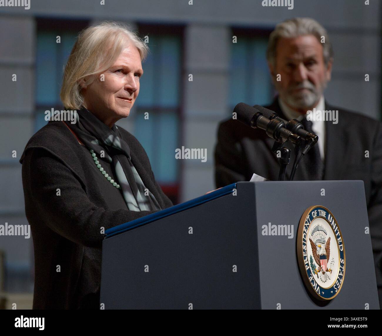 17 décembre 2016 - Columbus, États-Unis - la belle-fille Karen Fagerstrom prend la parole lors d'un service commémoratif célébrant la vie de l'ancien astronaute de la NASA et sénateur américain John Glenn à l'Ohio State University Mershon Auditorium le 17 décembre 2016 à Columbus, Ohio. (Crédit image : © Bill Ingalls/NASA via ZUMA Wire) Banque D'Images