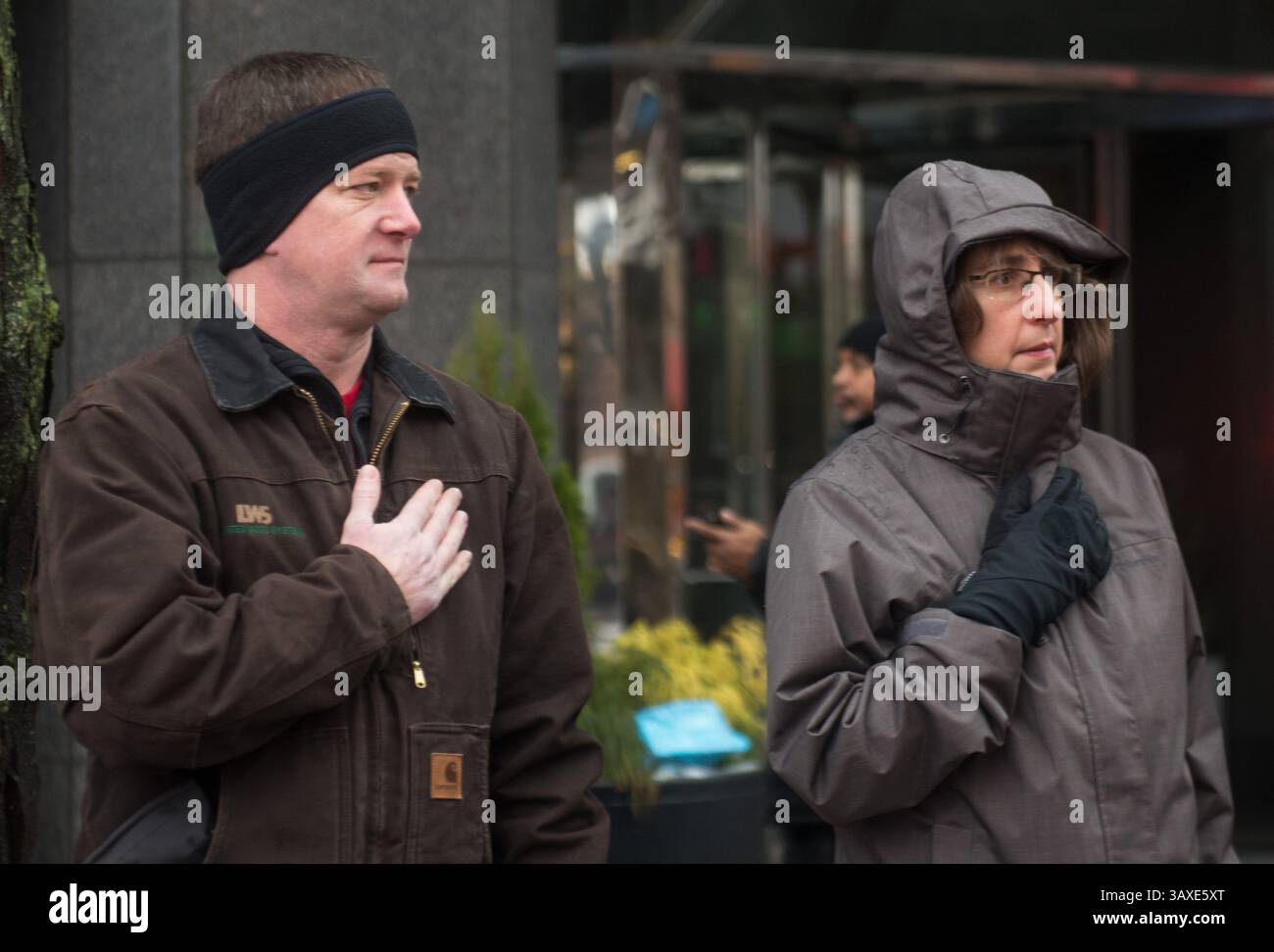 17 décembre 2016 - Columbus, États-Unis - les spectateurs rendent hommage à l'ancien astronaute de la NASA et sénateur américain John Glenn alors que son cortège funéraire est mené hors de l'Ohio Statehouse le 17 décembre 2016 à Columbus, Ohio. (Crédit image : © Bridget Caswell/NASA via ZUMA Wire) Banque D'Images