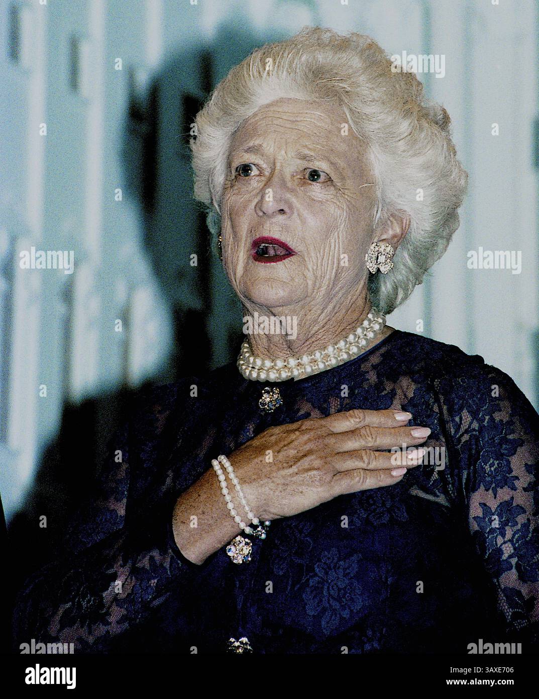 18 janvier 2017 - dossier - L'ancien président GEORGE H.W. BUSH et son épouse, l'ancienne première dame BARBARA BUSH, ont tous deux été hospitalisés. Bush, 92 ans, a été admis aux soins intensifs à l'hôpital méthodiste de Houston pour traiter « un problème respiratoire aigu » découlant de la pneumonie. Barbara Bush a également été admise à l'hôpital mercredi matin par mesure de précaution après avoir « éprouvé de la fatigue et de la toux ». Photo : 3 avril 2015 - Washington, District of Columbia, États-Unis d'Amérique - Washington, DC.6-13-1991.la première dame BARBARA BUSH assiste au dîner annuel des présidents en son honneur. . Crédit : Mark Re Banque D'Images