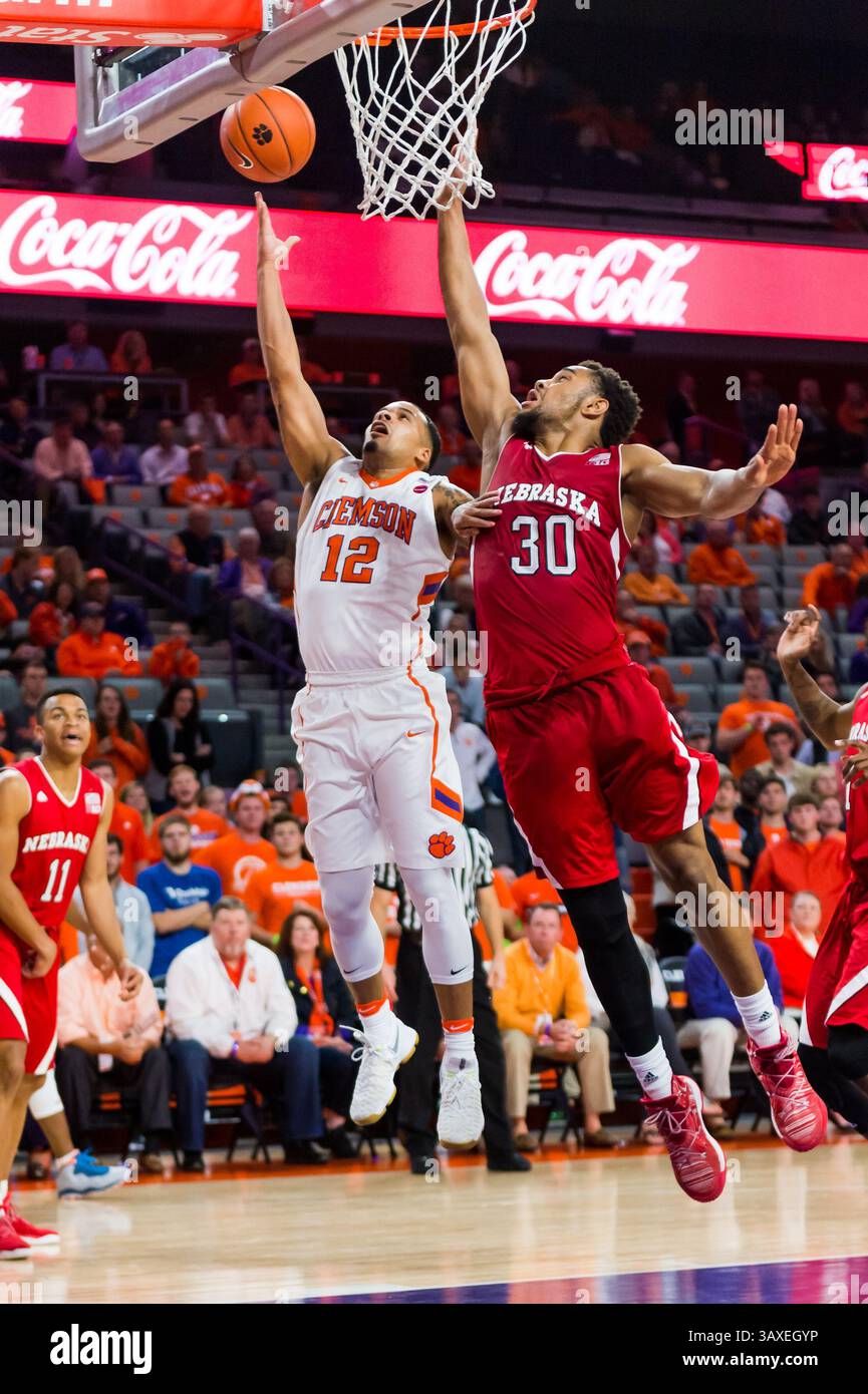 Avry Holmes (12 ans), le garde des Tigers de Clemson, tire sur un layup défendu par l'attaquant des Cornhuskers du Nebraska Ed Morrow (30 ans) lors du match de basket-ball de la NCAA opposant les Cornhuskers du Nebraska aux Tigers de Clemson le mercredi 30 novembre 2016 au Littlejohn Coliseum de Clemson, Caroline du Sud. David Grooms/CSM(image de crédit : &copy ; David Grooms/Cal Sport Media/CSM via ZUMA Wire) Banque D'Images