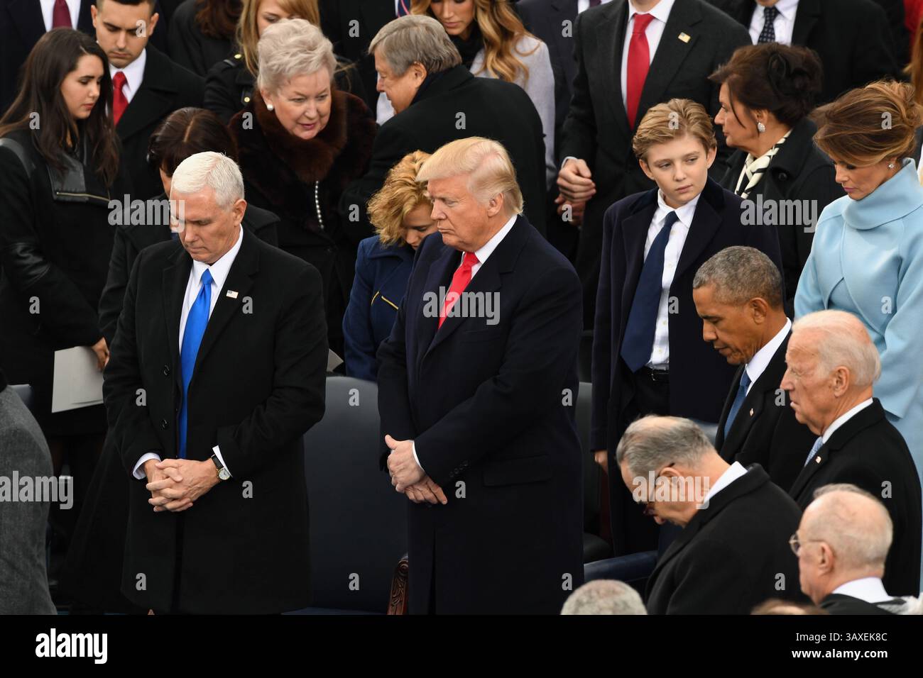 20 janvier 2017 - Washington, DC, États-Unis d'Amérique - le président Donald Trump et le vice-président Mike Pence descendent la tête pour prier avant de devenir le 45e président des États-Unis d'Amérique lors de l'investiture présidentielle au Capitole le 20 janvier 2017 à Washington, DC. (Crédit image : © Richard Ellis via ZUMA Wire) Banque D'Images