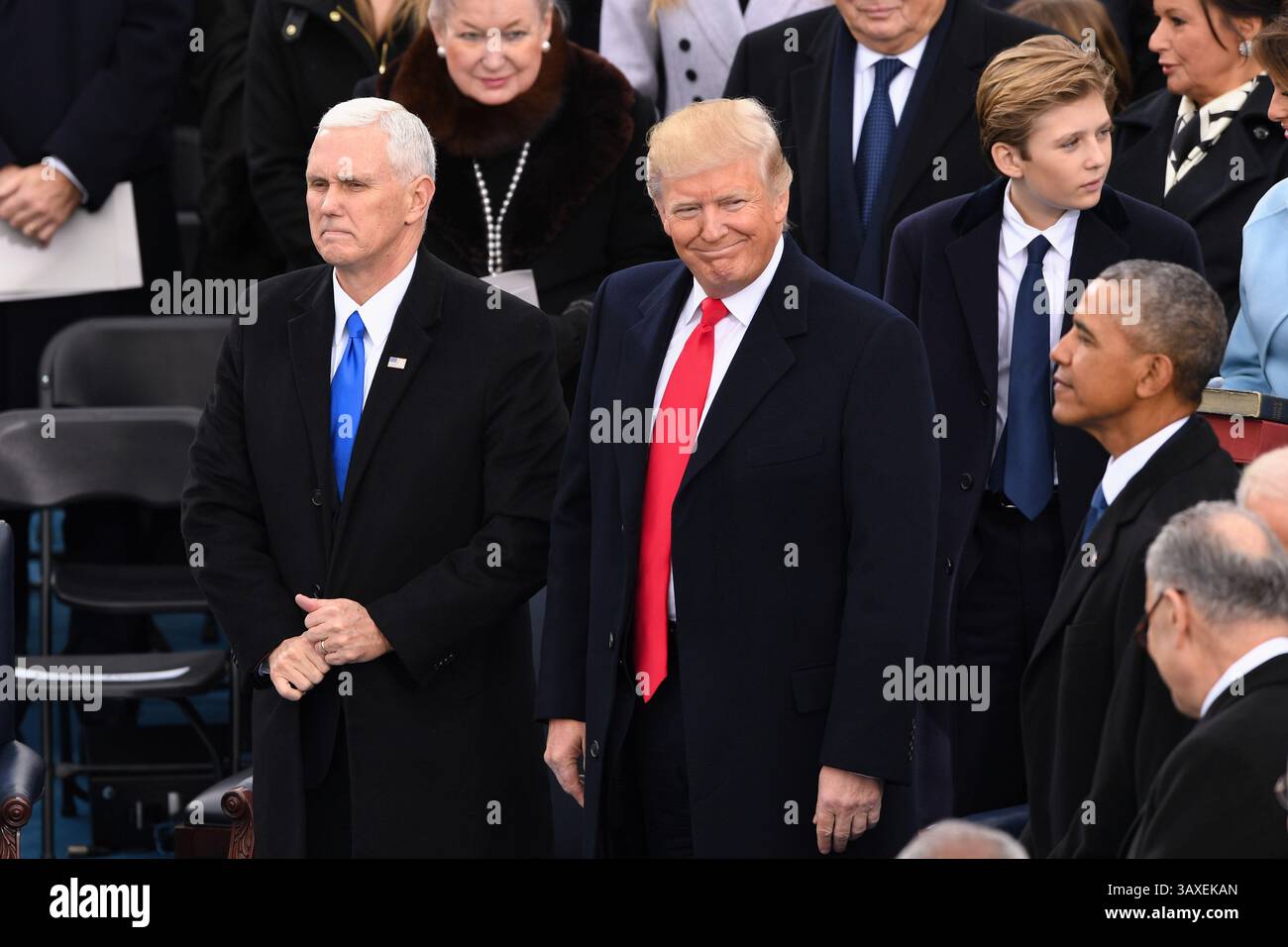 20 janvier 2017 - Washington, DC, États-Unis d'Amérique - le président Donald Trump sourit avec le vice-président Mike Pence avant de devenir le 45e président des États-Unis d'Amérique lors de l'investiture présidentielle au Capitole le 20 janvier 2017 à Washington, DC. (Crédit image : © Richard Ellis via ZUMA Wire) Banque D'Images
