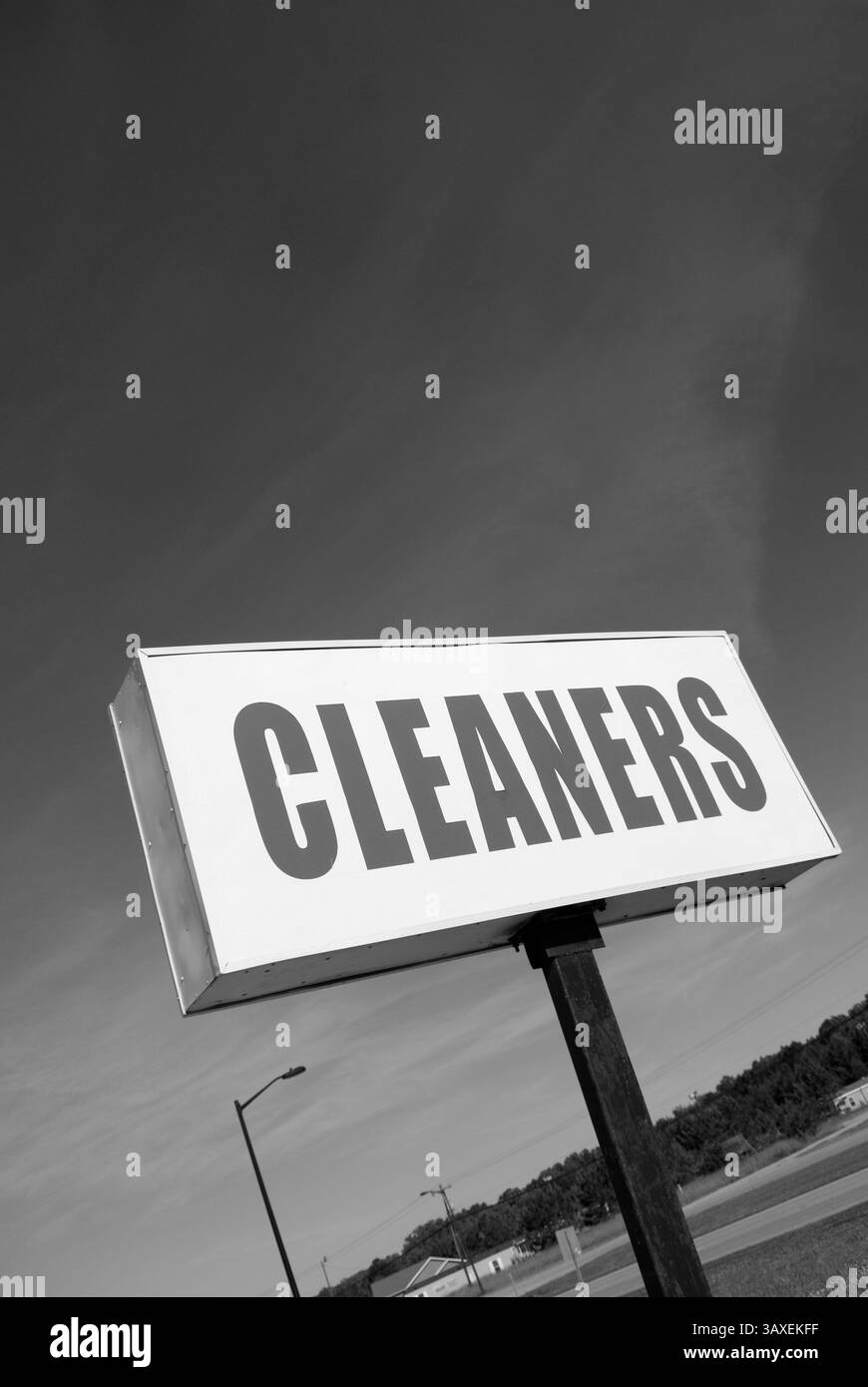 Les nettoyeurs à sec de style vintage signent en noir et blanc, États-Unis. Banque D'Images