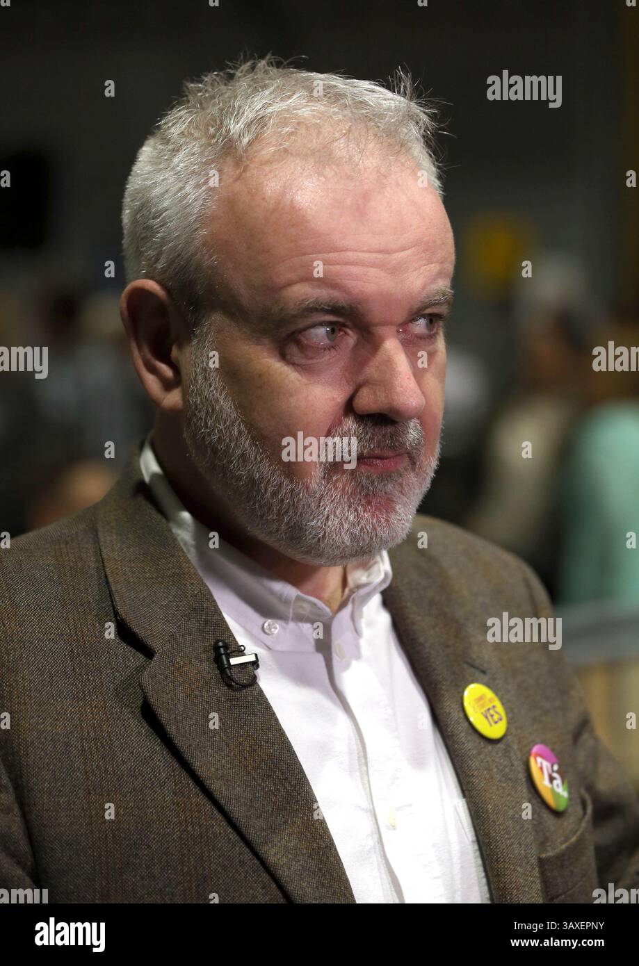 Photo du dossier datée du 26/08/18 de Colm O'Gorman, survivant d'abus cléricaux et ancien chef d'Amnesty International Irlande, s'adressant aux médias avant le début du dépouillement au RDS de Dublin lors du référendum sur le 8e amendement de la Constitution irlandaise qui interdit l'avortement à moins que la vie d'une mère ne soit en danger. M. O'Gorman a organisé un rassemblement au jardin du souvenir pour coïncider avec la messe du Parc Phoenix donnée par le pape François lors de sa visite en août 2018. Date d'émission : lundi 21 avril 2025. Banque D'Images