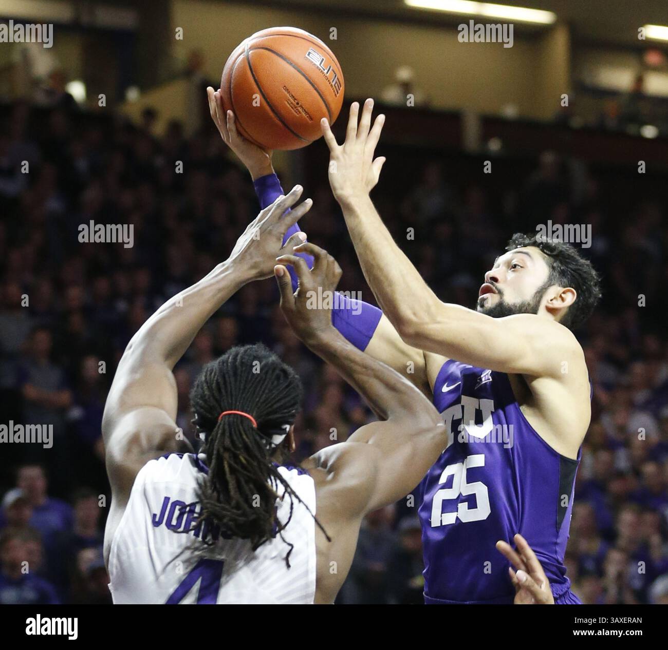 1er février 2017 - Manhattan, KS, USA - Alex Robinson (25) de Texas Christian lance un tir contre D.J. Johnson (4) de Kansas State au Bramlage Coliseum de Manhattan, Kan., le mercredi 1er février 2017. (Crédit image : © Bo Rader/TNS via ZUMA Wire) Banque D'Images