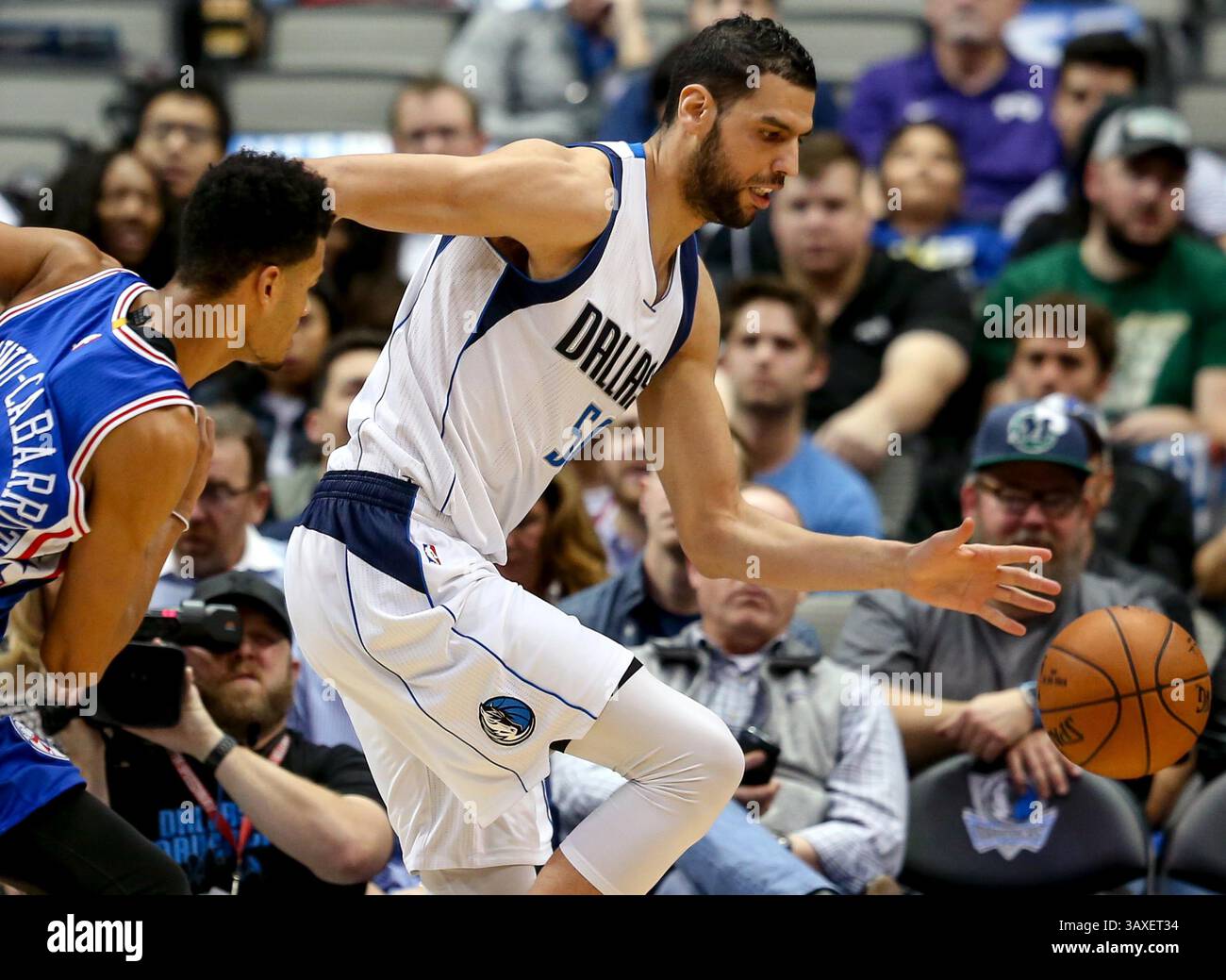2 février 2017 - Dallas, TX, USA - le centre des Dallas Mavericks Salah Mejri a obtenu 16 points et 17 rebonds contre les 76ers de Philadelphie le mercredi 1er février 2017 au American Airlines Center de Dallas, Texas. (Crédit image : © Steve Nurenberg/TNS via ZUMA Wire) Banque D'Images