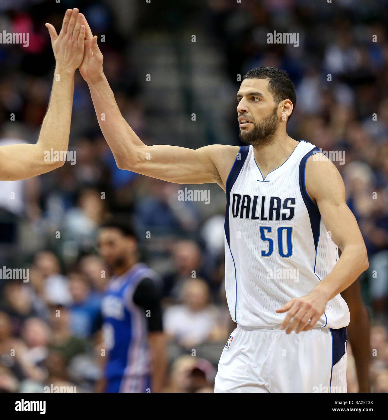 2 février 2017 - Dallas, TX, USA - le centre des Dallas Mavericks Salah Mejri a obtenu 16 points et 17 rebonds contre les 76ers de Philadelphie le mercredi 1er février 2017 au American Airlines Center de Dallas, Texas. (Crédit image : © Steve Nurenberg/TNS via ZUMA Wire) Banque D'Images