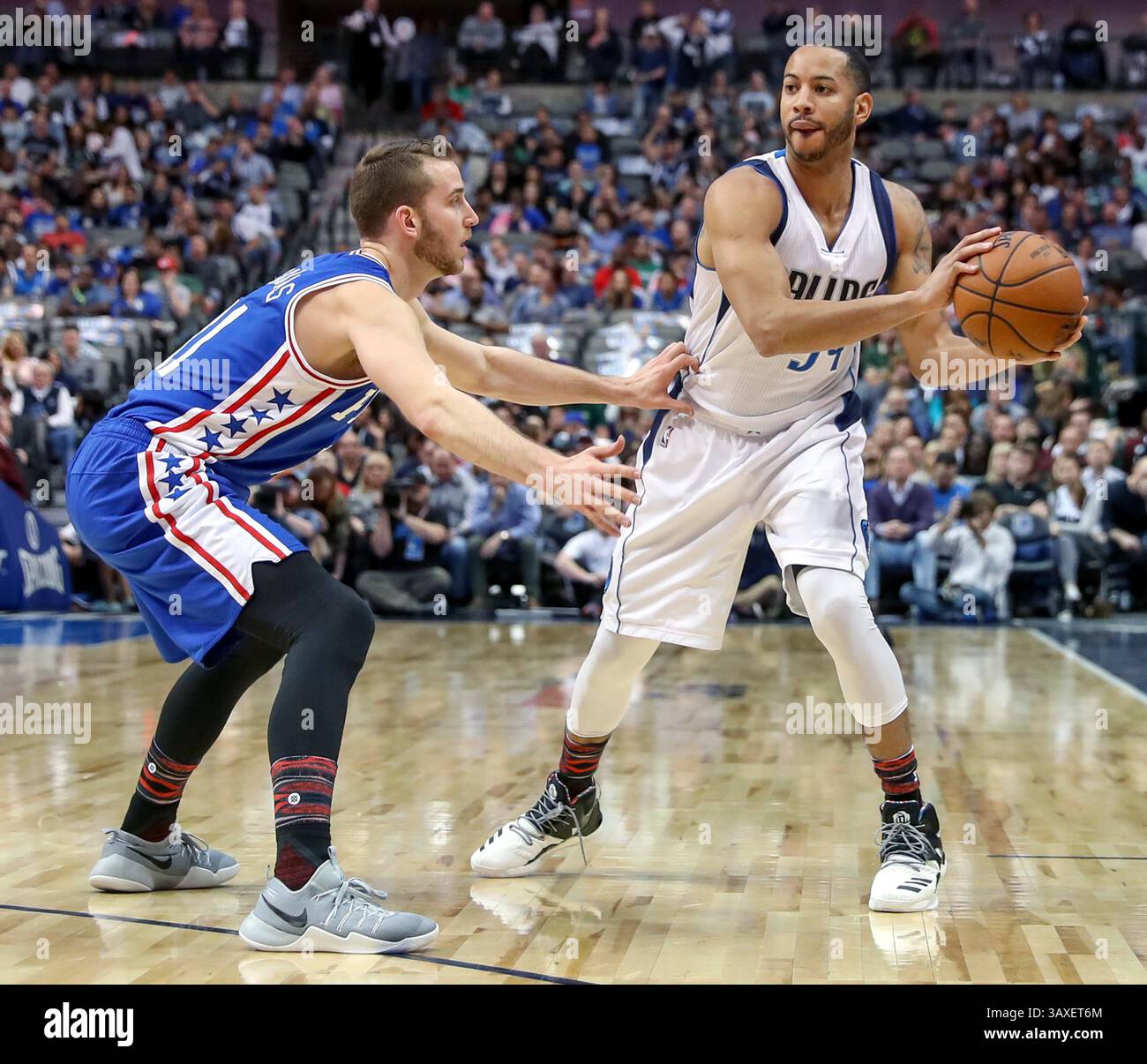 Février 2, 2017 - Dallas, TX, USA - Devin Harris (R), garde des Dallas Mavericks, cherche à faire une passe contre Nik Stauskas, garde des 76ers de Philadelphie, à gauche, lors de la première mi-temps le mercredi 1er février 2017 au American Airlines Center de Dallas, Texas. (Crédit image : © Steve Nurenberg/TNS via ZUMA Wire) Banque D'Images