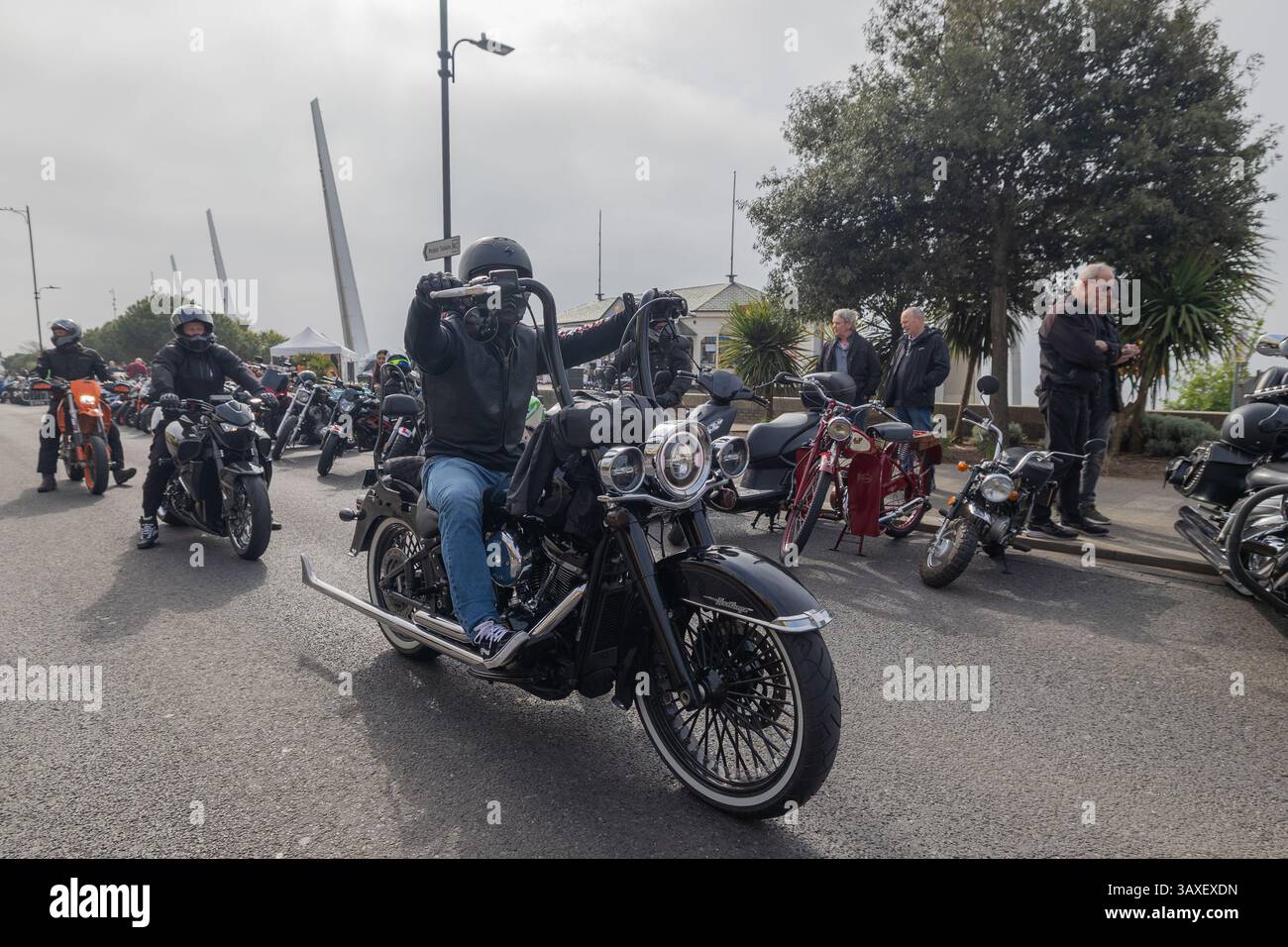 Southend on Sea, Royaume-Uni. 21 avril 2025. Des centaines de motos bordent le front de mer à la fin d'une balade depuis l'Ace Café. L'événement, Southend Shakedown, revient cette année après une interruption de deux ans en raison de problèmes de financement. Penelope Barritt/Alamy Live News Banque D'Images