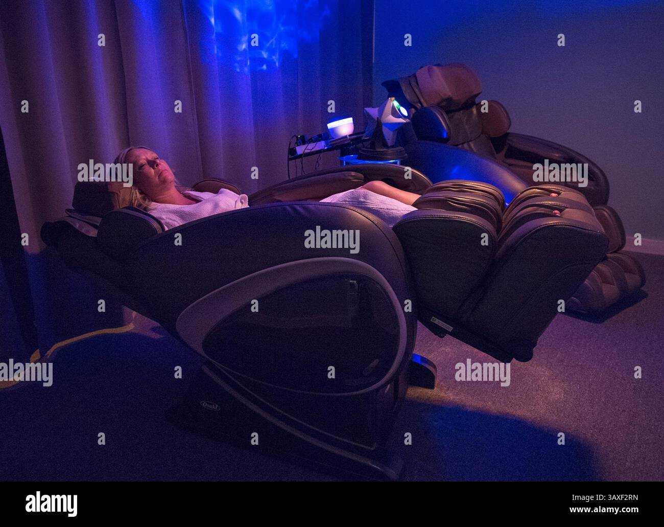 16 novembre 2016 - Kansas City, MO, États-Unis - des lumières de couleur sombre tourbillonnaient sur les murs et le plafond alors que Cynthia Billhartz Gregorian, journaliste pour le Kansas City Star, passe 15 minutes dans une chaise de massage à gravité zéro à relex avant sa séance de thérapie flottante au Floating KC, un spa à flotteur à gravité zéro. (Crédit image : © Tammy Ljungblad/TNS via ZUMA Wire) Banque D'Images