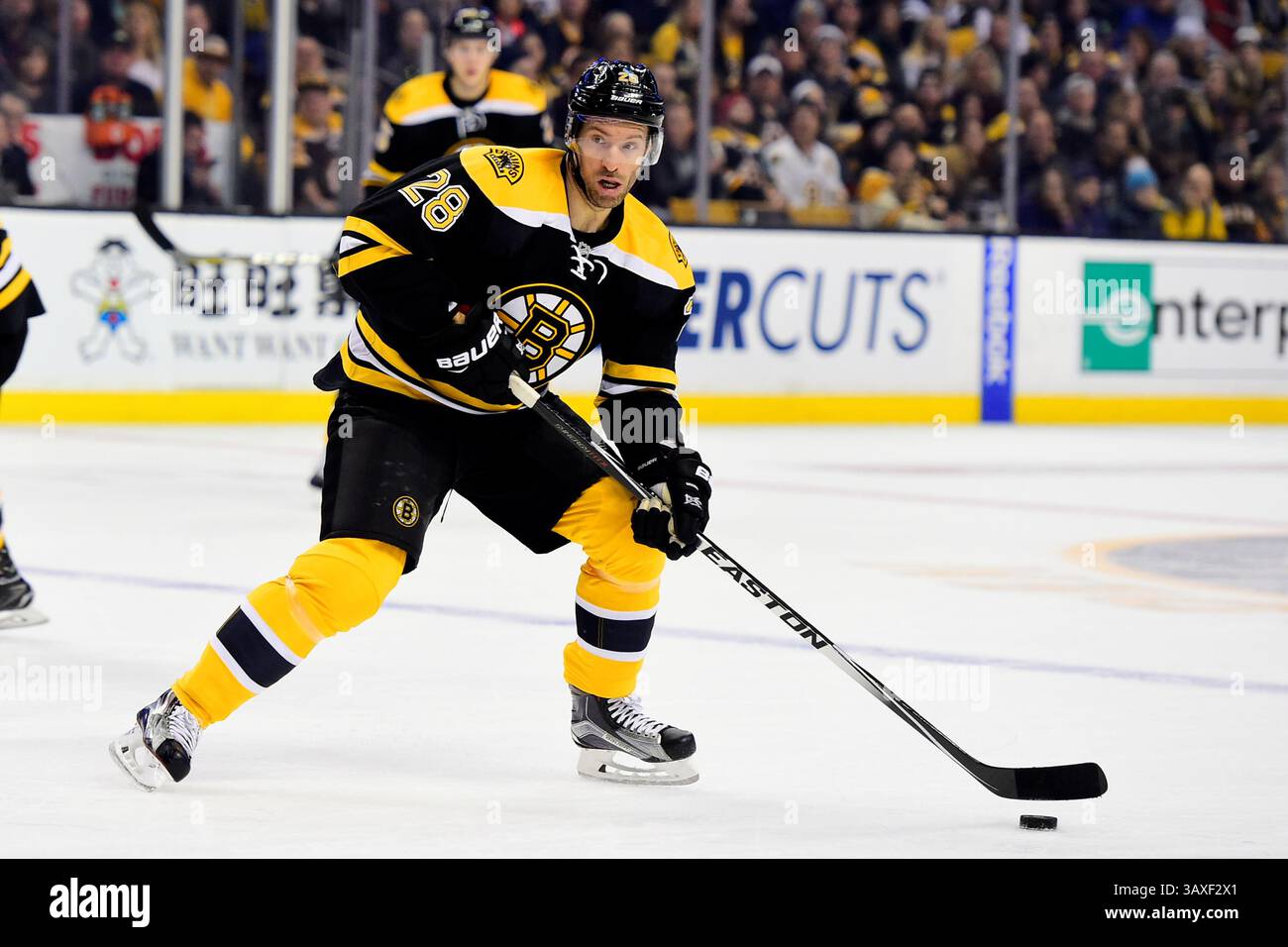 Samedi 31 décembre 2016 : le centre des Bruins de Boston Dominic Moore (28 ans) en action lors du match de la Ligue nationale de hockey entre les Sabres de Buffalo et les Bruins de Boston tenu au TD Garden, à Boston, Mass. Boston bat Buffalo 3-1. Eric Canha/CSM(image de crédit : &copy ; Eric Canha/CSM via ZUMA Wire) Banque D'Images