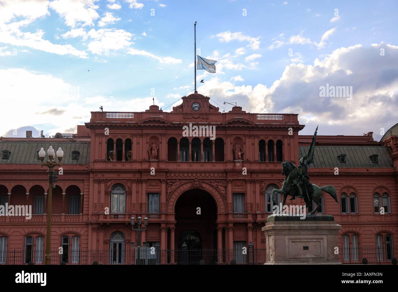 Buenos Aires, Argentine. 21 avril 2025. Le drapeau argentin flotte en Berne au palais du gouvernement après la mort du pape François. Le gouvernement argentin a déclaré sept jours de deuil national. Crédit : Cristina Sille/dpa/Alamy Live News Banque D'Images