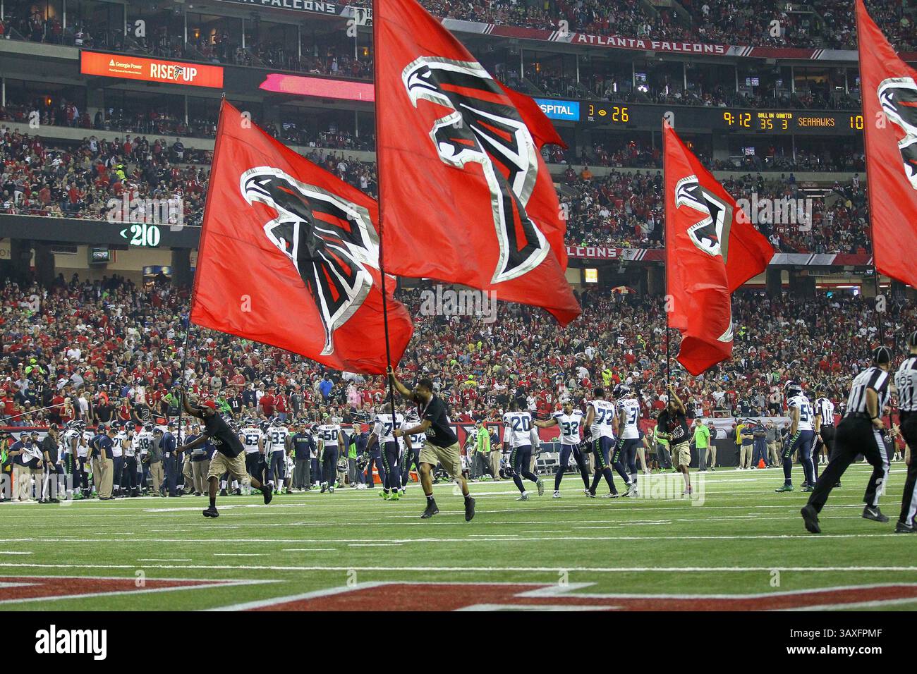 14 janvier 2017 - Atlanta, Georgia, U. S - Atlanta Falcons Flag Crew court autour du terrain après un touchdown de Devonta Freeman (24) lors du match des éliminatoires NFC entre les Seahawks de Seattle et les Falcons d'Atlanta au Georgia Dome. (Crédit image : © Frank Mattia via ZUMA Wire) Banque D'Images