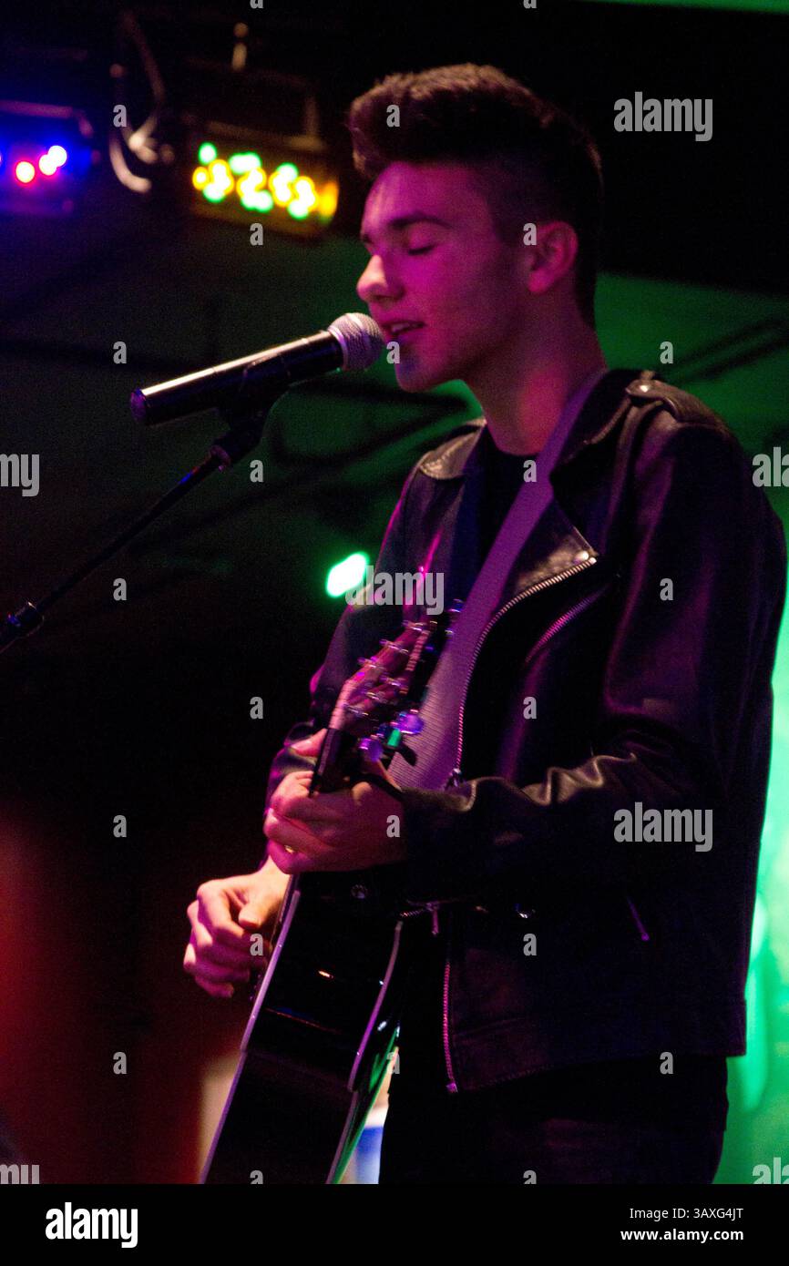 22 janvier 2017 - Hollywood, Californie, États-Unis - le préformateur DANIEL SKYE, 16 ans, est une sensation musicale Instagram, interprète son premier single officiel pour RCA Records intitulé ''ON'' au Hard Rock Cafe sur Hollywood Boulevard. Daniel a plus de 28 millions de flux sur Spotify et plus de 19 millions de flux sur YouTube. (Crédit image : © Katrina Kochneva/ZUMA Wire) Banque D'Images