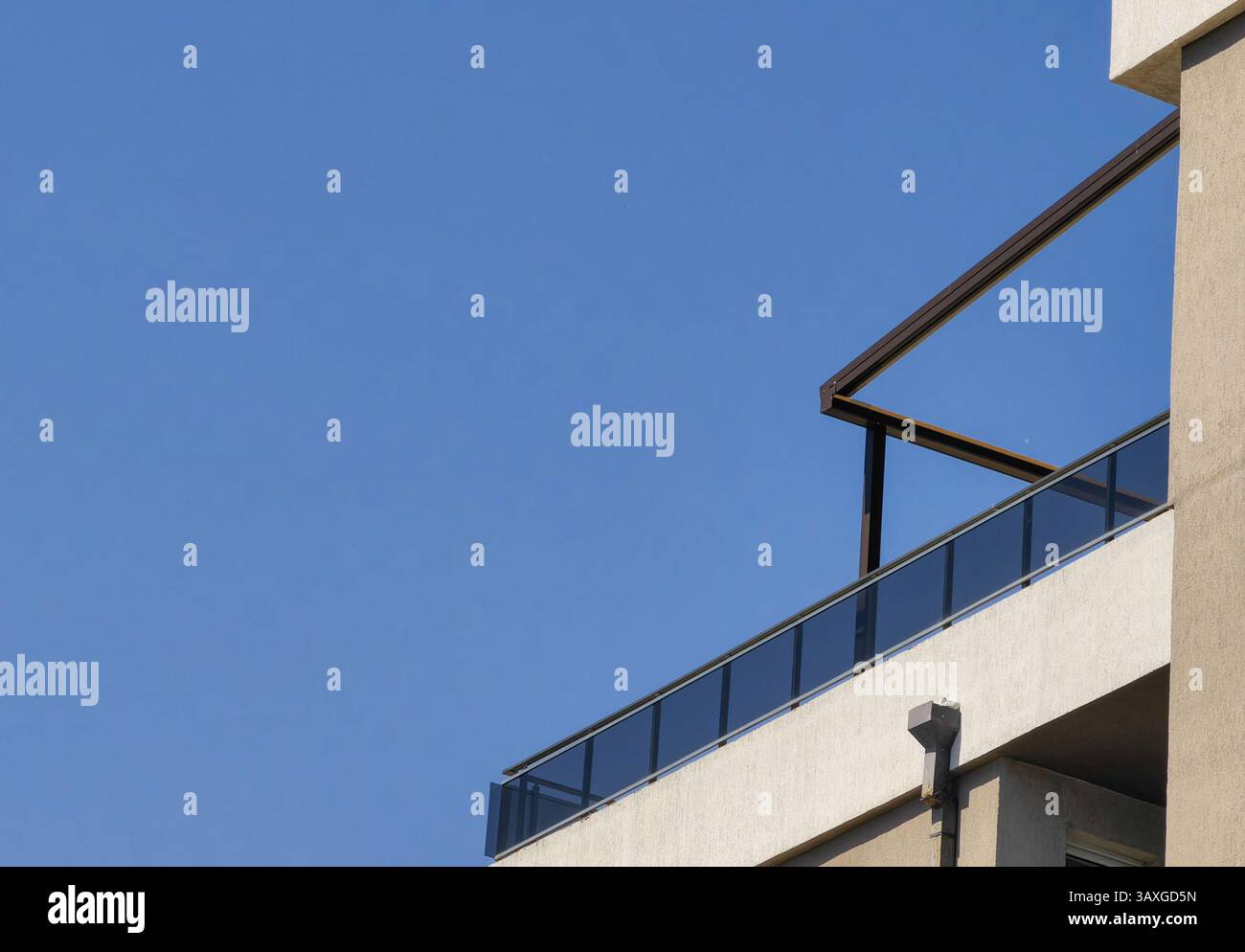 Géométrie de clôture de terrasse : architecture de l'hôtel et ciel Banque D'Images