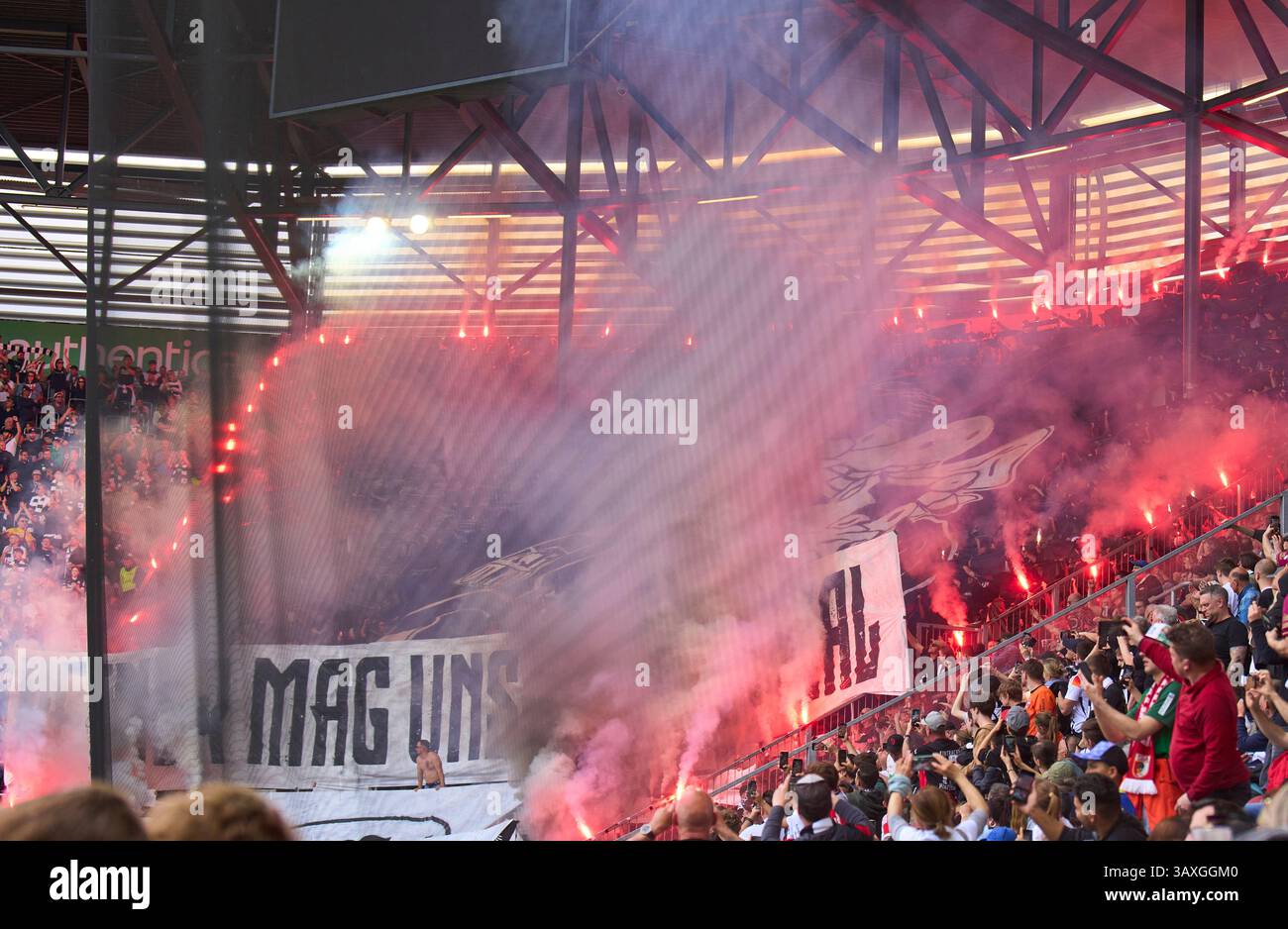 Augsbourg, Allemagne. 20 avril 2025. Fans FRA dans le match FC AUGSBURG - EINTRACHT FRANKFURT 0-0 le 20 avril 2025 à Augsburg, Allemagne. Saison 2024/2025, 1.Bundesliga, FCA, Journée 30, 30.Spieltag photographe : ddp images/STAR-images - LA RÉGLEMENTATION DFL INTERDIT TOUTE UTILISATION DE PHOTOGRAPHIES comme SÉQUENCES D'IMAGES et/ou QUASI-VIDÉO - crédit : ddp Media GmbH/Alamy Live News Banque D'Images