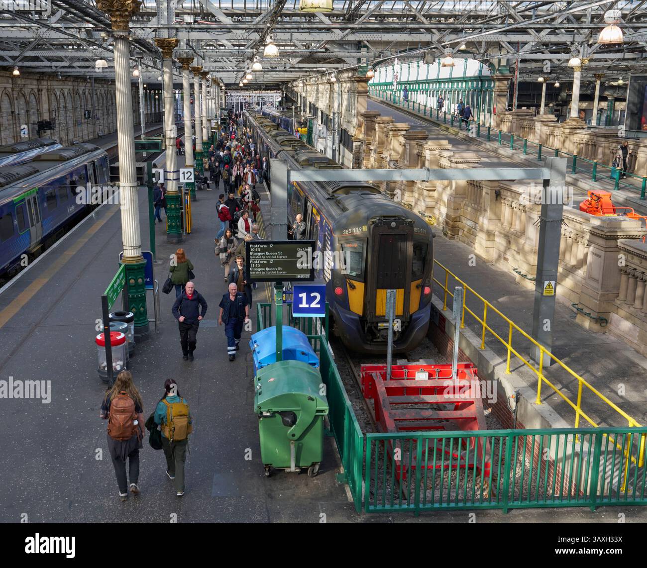 Les passagers descendent d'un train ScotRail en milieu de matinée sur le quai 12 de la gare Waverley d'Édimbourg Banque D'Images