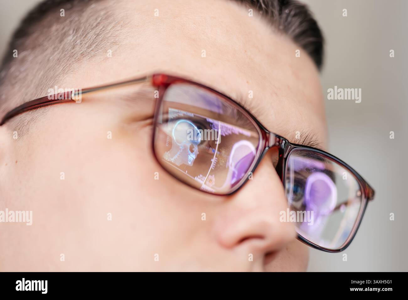 Un médecin examine une IRM du cerveau du patient. Les lunettes reflètent les résultats. Banque D'Images