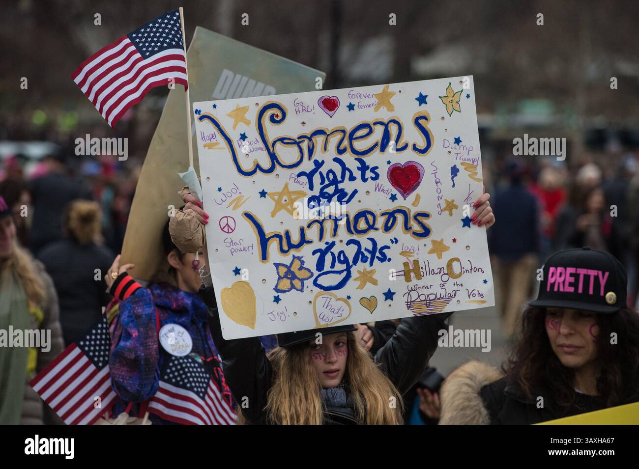 21 JANVIER 2017 : Une jeune femme brandit une pancarte alors qu'elle marchait pendant la Marche des femmes sur Washington le lendemain de l'investiture de Donald Trump à Washington, DC. (Image de crédit : &copy ; John Middlebrook/CSM via ZUMA Wire) Banque D'Images