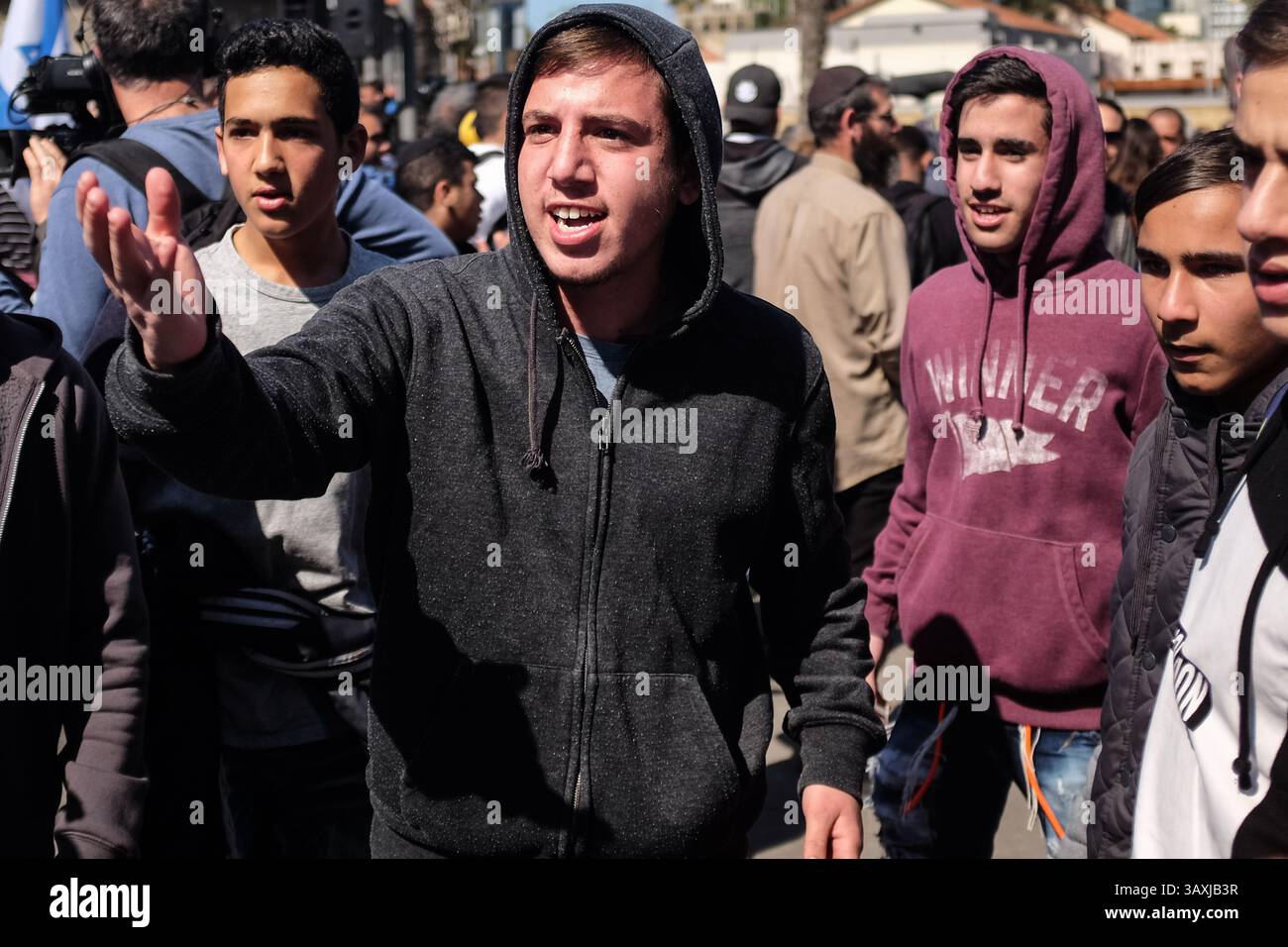 21 février 2017 - tel Aviv, Israël - des partisans du sergent Elor Azaria, reconnu coupable d'homicide involontaire dans le meurtre en mars 2015 du palestinien Abdel Fatah al Sharif alors qu'il gisait blessé et impuissant à Hébron, manifestent devant un tribunal militaire en session au siège de Tsahal à tel Aviv, alors qu'il prononce la peine. Azaria a été condamné à 18 mois de prison et rétrogradé en privé. (Crédit image : © Nir Alon via ZUMA Wire) Banque D'Images