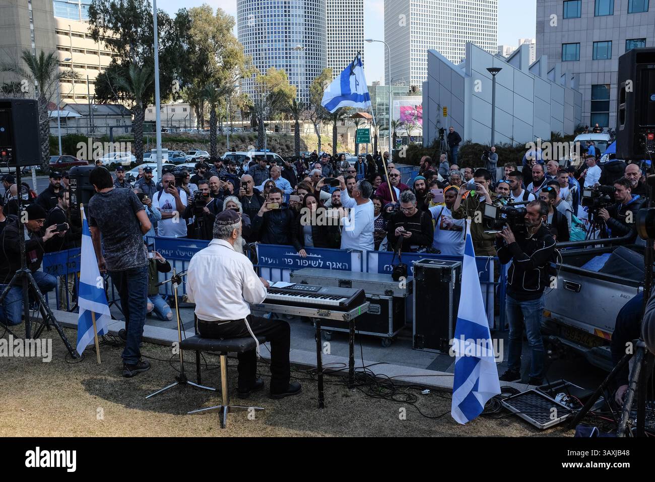 21 février 2017 - tel Aviv, Israël - des partisans du sergent Elor Azaria, reconnu coupable d'homicide involontaire dans le meurtre en mars 2015 du palestinien Abdel Fatah al Sharif alors qu'il gisait blessé et impuissant à Hébron, manifestent devant un tribunal militaire en session au siège de Tsahal à tel Aviv, alors qu'il prononce la peine. Azaria a été condamné à 18 mois de prison et rétrogradé en privé. (Crédit image : © Nir Alon via ZUMA Wire) Banque D'Images