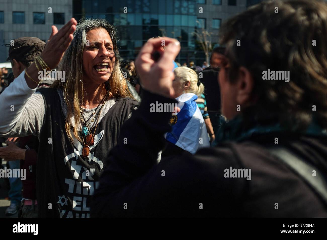 21 février 2017 - tel Aviv, Israël - des partisans du sergent Elor Azaria, reconnu coupable d'homicide involontaire dans le meurtre en mars 2015 du palestinien Abdel Fatah al Sharif alors qu'il gisait blessé et impuissant à Hébron, manifestent devant un tribunal militaire en session au siège de Tsahal à tel Aviv, alors qu'il prononce la peine. Azaria a été condamné à 18 mois de prison et rétrogradé en privé. (Crédit image : © Nir Alon via ZUMA Wire) Banque D'Images