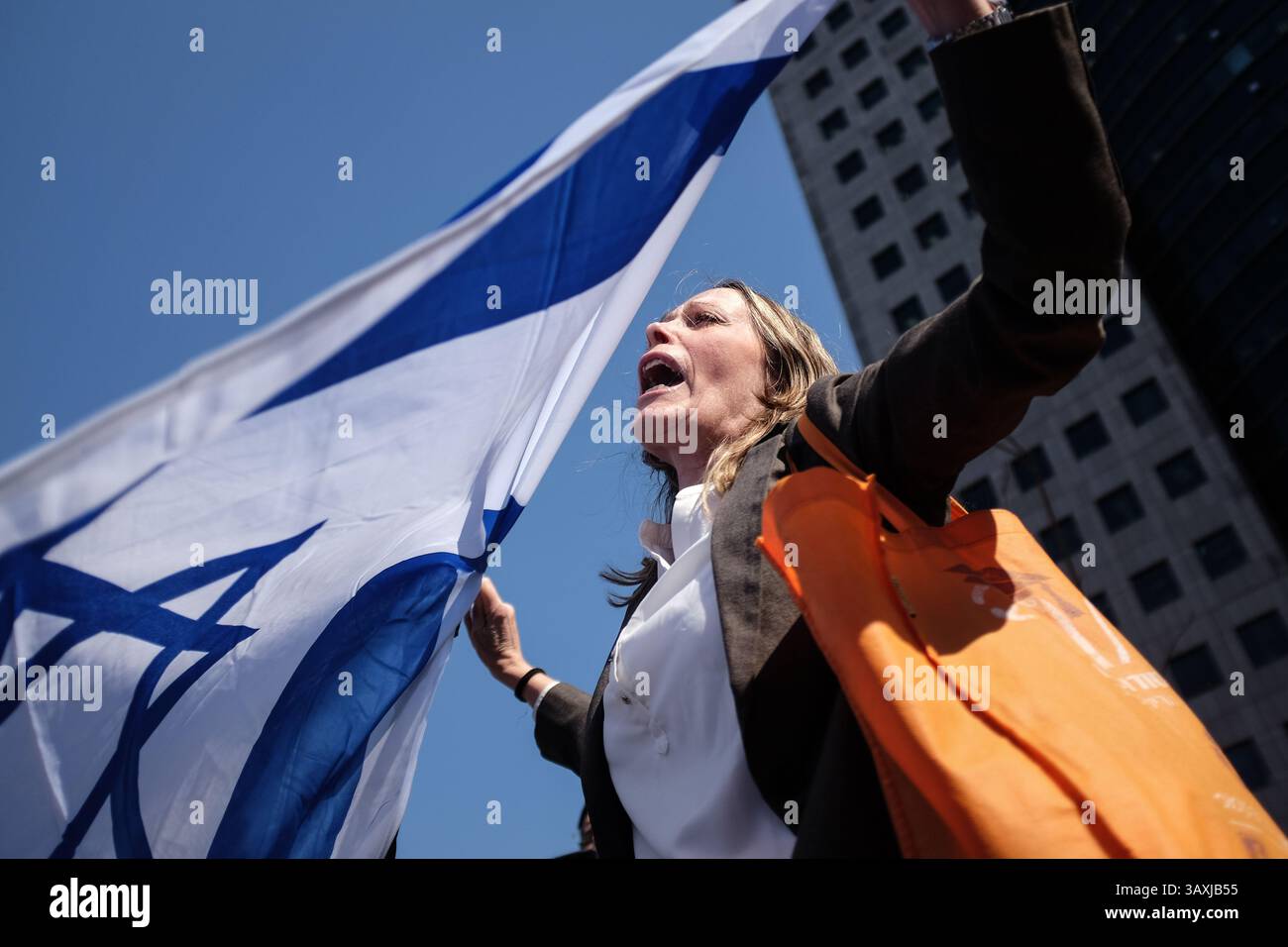 21 février 2017 - tel Aviv, Israël - des partisans du sergent Elor Azaria, reconnu coupable d'homicide involontaire dans le meurtre en mars 2015 du palestinien Abdel Fatah al Sharif alors qu'il gisait blessé et impuissant à Hébron, manifestent devant un tribunal militaire en session au siège de Tsahal à tel Aviv, alors qu'il prononce la peine. Azaria a été condamné à 18 mois de prison et rétrogradé en privé. (Crédit image : © Nir Alon via ZUMA Wire) Banque D'Images