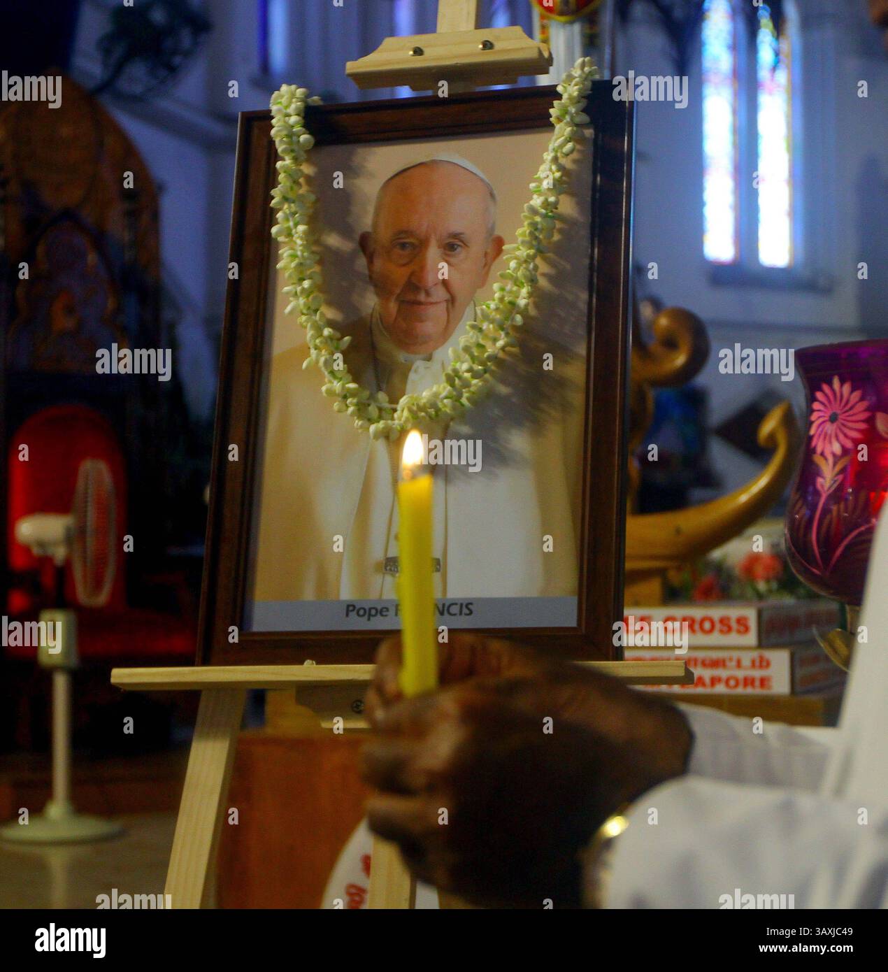 Religion et croyance les gens prient devant un portrait du pape François dans une église catholique de Chennai les gens prient devant un portrait du pape François dans une église catholique de Chennai Un homme jette des pétales de fleurs devant un portrait du pape François dans une église catholique de Chennai le monde pleure le pape François, un humble réformateur qui a favorisé les plus pauvres : le pape François, 88 ans, un humble réformateur qui cherchait à rendre l’Église catholique plus inclusive à la colère de certains conservateurs, est décédé, a annoncé le lundi de Pâques le Vatican. Le cardinal Kevin Farrell, qui supervise les affaires du pape, Banque D'Images