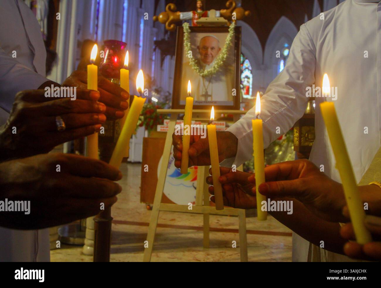 Religion et croyance les gens prient devant un portrait du pape François dans une église catholique de Chennai les gens prient devant un portrait du pape François dans une église catholique de Chennai Un homme jette des pétales de fleurs devant un portrait du pape François dans une église catholique de Chennai le monde pleure le pape François, un humble réformateur qui a favorisé les plus pauvres : le pape François, 88 ans, un humble réformateur qui cherchait à rendre l’Église catholique plus inclusive à la colère de certains conservateurs, est décédé, a annoncé le lundi de Pâques le Vatican. Le cardinal Kevin Farrell, qui supervise les affaires du pape, Banque D'Images