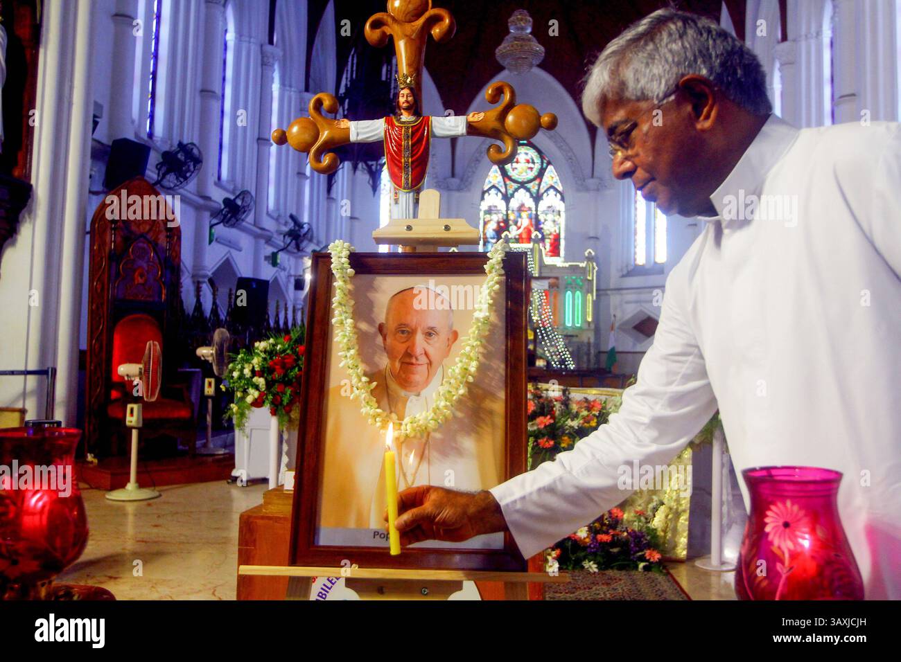 Religion et croyance les gens prient devant un portrait du pape François dans une église catholique de Chennai les gens prient devant un portrait du pape François dans une église catholique de Chennai Un homme jette des pétales de fleurs devant un portrait du pape François dans une église catholique de Chennai le monde pleure le pape François, un humble réformateur qui a favorisé les plus pauvres : le pape François, 88 ans, un humble réformateur qui cherchait à rendre l’Église catholique plus inclusive à la colère de certains conservateurs, est décédé, a annoncé le lundi de Pâques le Vatican. Le cardinal Kevin Farrell, qui supervise les affaires du pape, Banque D'Images