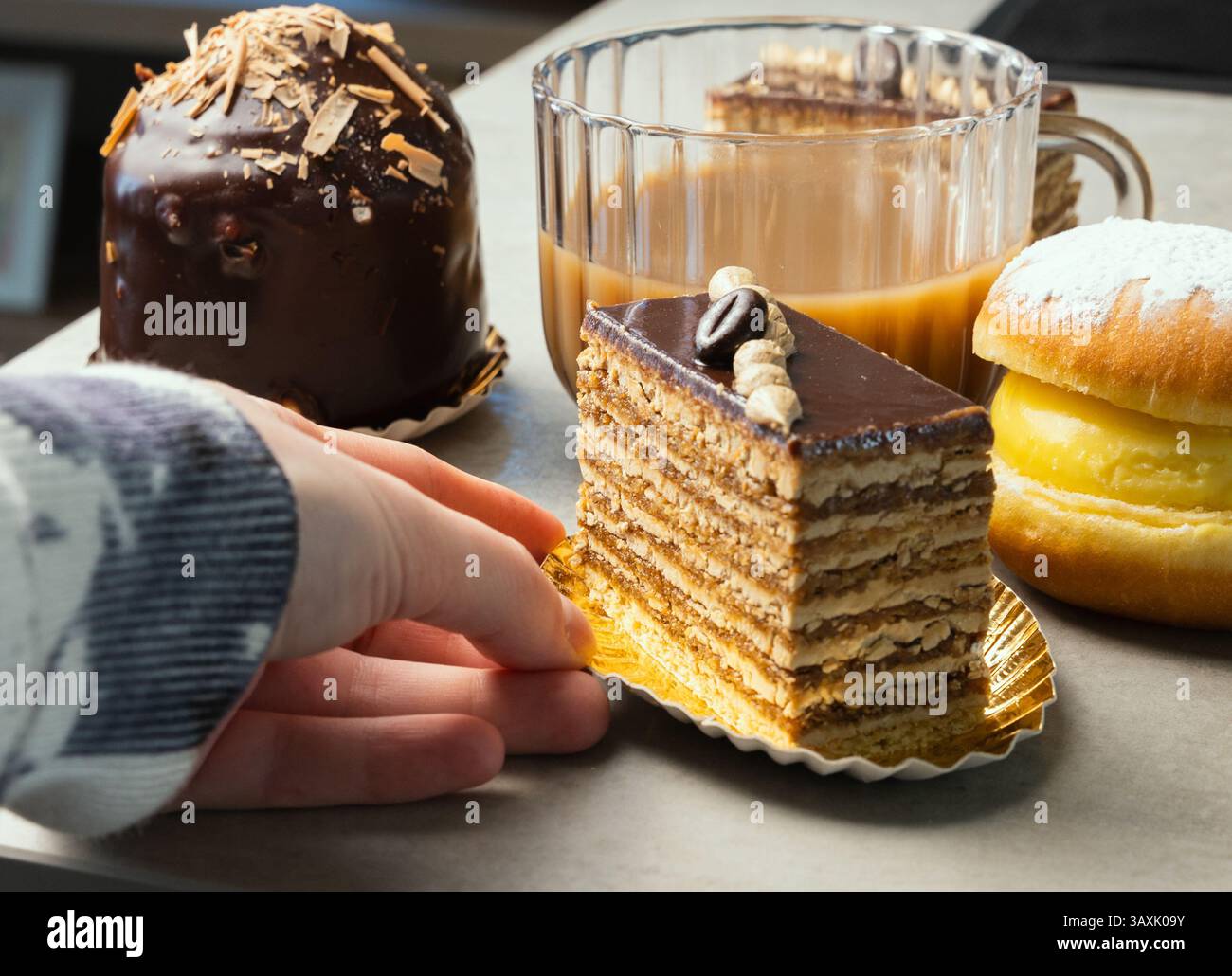 Un assortiment incroyablement tentant de délicieuses pâtisseries et un café riche pour une expérience vraiment parfaite Banque D'Images