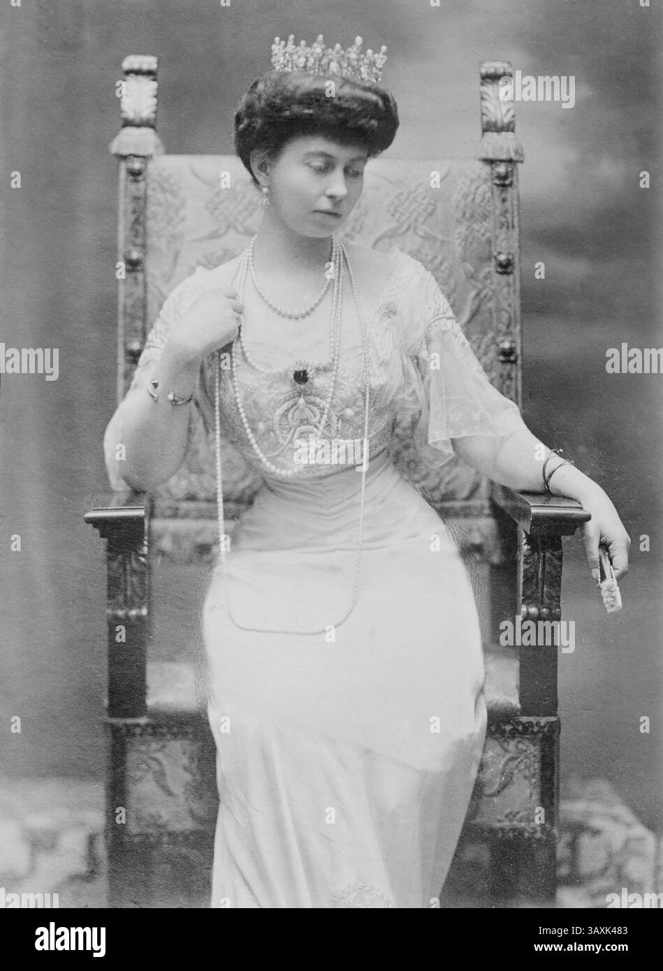 10 novembre 2016 - Sophie de Prusse (1870-1932), Reine consort de Grèce (1913-17, 1920-22), Portrait portant une Tiara et des bijoux, bain News Service, juin 1913 (crédit image : © Circa images/Glasshouse via ZUMA Wire) Banque D'Images