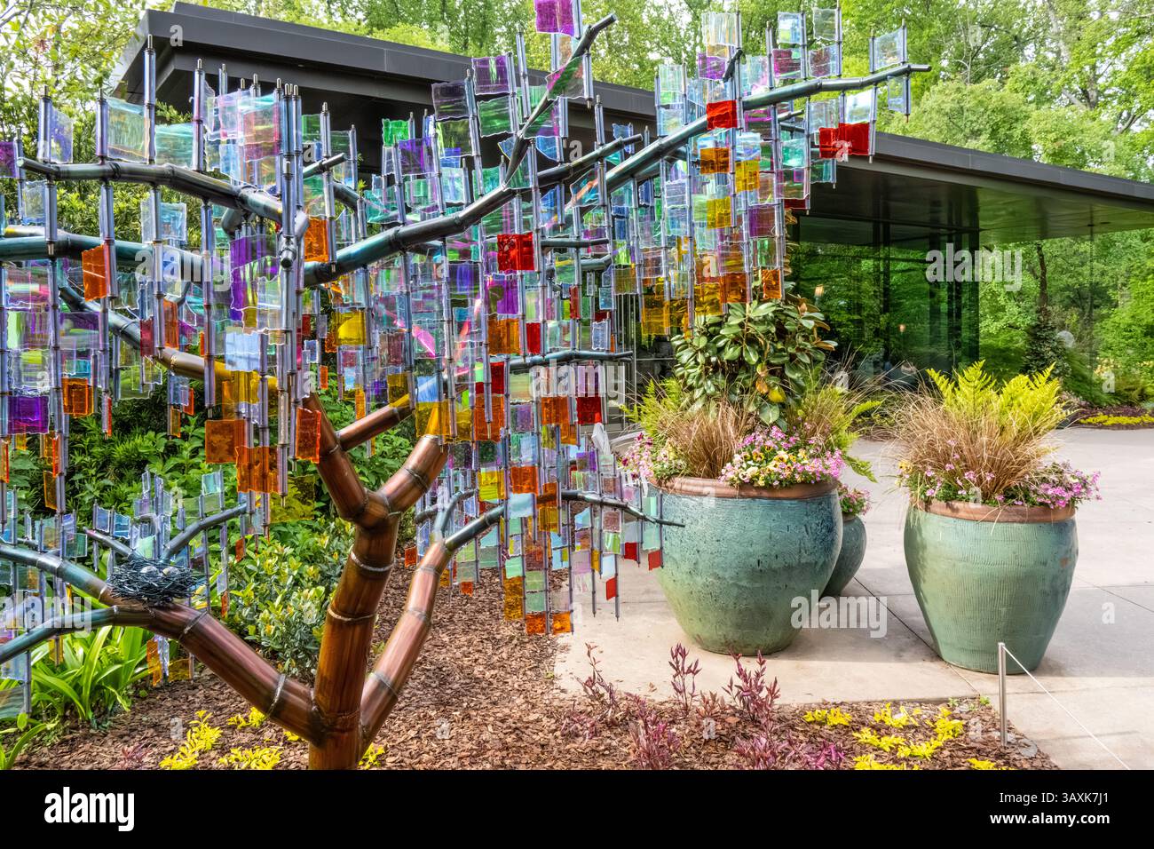 Sculpture colorée en acrylique et en métal, faisant partie de l'installation artistique Enchanted Trees, au jardin botanique d'Atlanta près du restaurant Longleaf. Banque D'Images