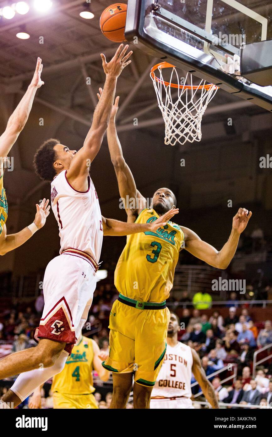 14 février 2017 - Chestnut Hill, Massachusetts, États-Unis - Jerome Robinson (1), le garde des Eagles de Boston College, pousse la balle au panier au début de la première mi-temps. Notre Dame a battu Boston College 84 - 76 au Conte Forum à Chestnut Hill, Massachusetts. (Image de crédit : © Mark Box via ZUMA Wire) Banque D'Images