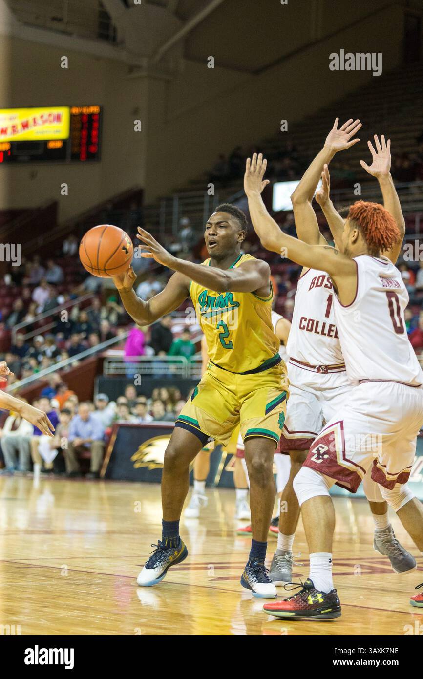 14 février 2017 - Chestnut Hill, Massachusetts, États-Unis - notre Dame combattant le garde irlandais Temple Gibbs (2) est forcé de passer le ballon au début de la seconde moitié du match contre les Eagles. Notre Dame a battu Boston College 84 - 76 au Conte Forum à Chestnut Hill, Massachusetts. (Image de crédit : © Mark Box via ZUMA Wire) Banque D'Images