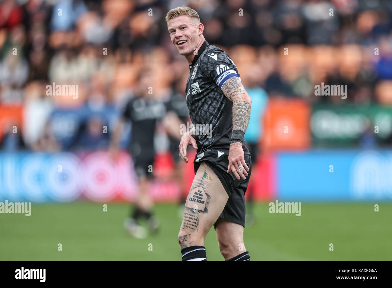James McClean de Wrexham montre son tatouage aux fans de Blackpool lors du match de Sky Bet League 1 Blackpool vs Wrexham à Bloomfield Road, Blackpool, Royaume-Uni, 21 avril 2025 (photo par Alfie Cosgrove/News images) Banque D'Images