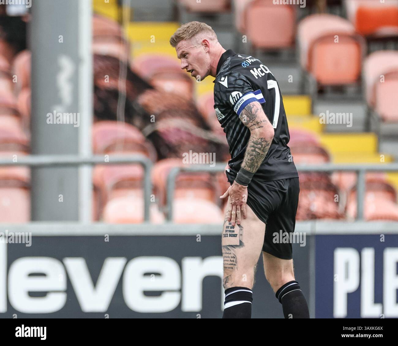 James McClean de Wrexham Pat's a tatouage sur sa jambe et fait grimper les fans de Blackpool après Wrexham de deux buts lors du match de Sky Bet League 1 Blackpool vs Wrexham à Bloomfield Road, Blackpool, Royaume-Uni, 21 avril 2025 (photo de Mark Cosgrove/News images) Banque D'Images
