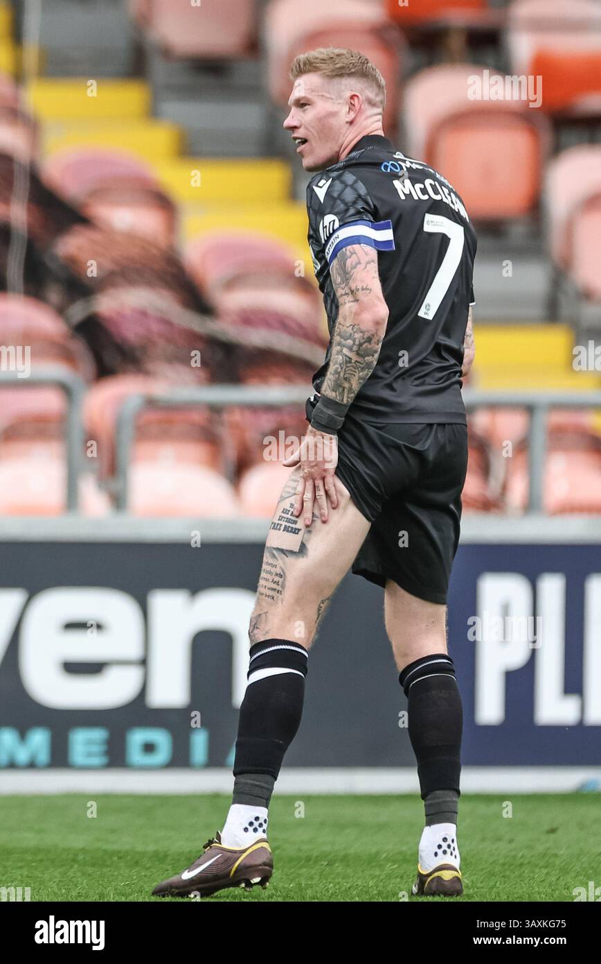 James McClean de Wrexham Pat's a tatouage sur sa jambe et fait grimper les fans de Blackpool après Wrexham de deux buts lors du match de Sky Bet League 1 Blackpool vs Wrexham à Bloomfield Road, Blackpool, Royaume-Uni, 21 avril 2025 (photo de Mark Cosgrove/News images) Banque D'Images