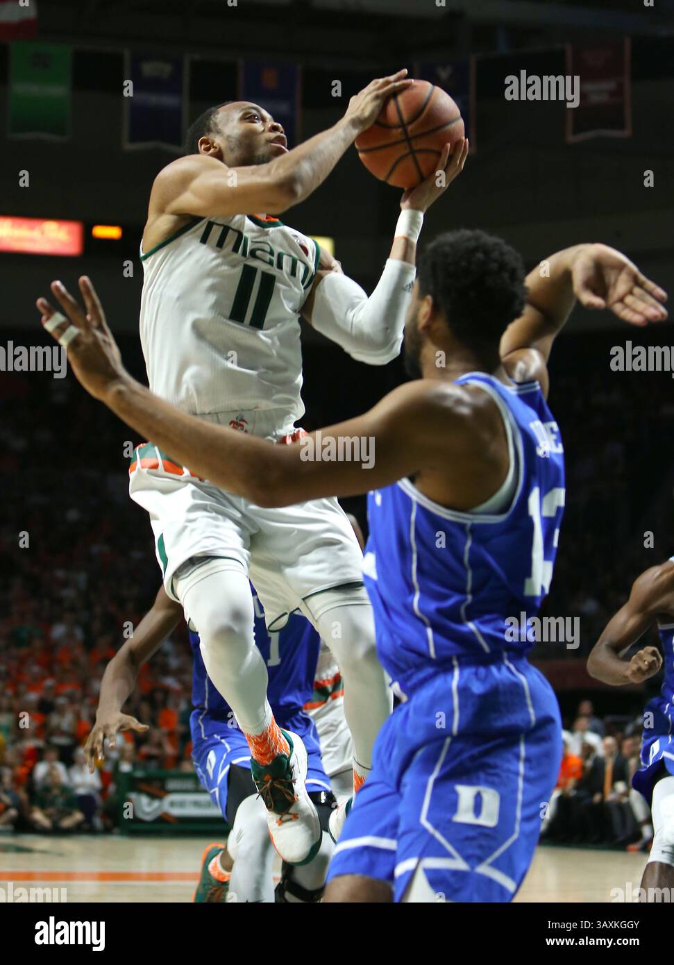 25 février 2017 - Coral Gables, FL, USA - Bruce Brown de Miami (11) va au panier contre Matt Jones de Duke lors de la première mi-temps au Watsco Center de Coral Gables, Floride, le samedi 25 février 2017. (Crédit image : © David Santiago/TNS via ZUMA Wire) Banque D'Images