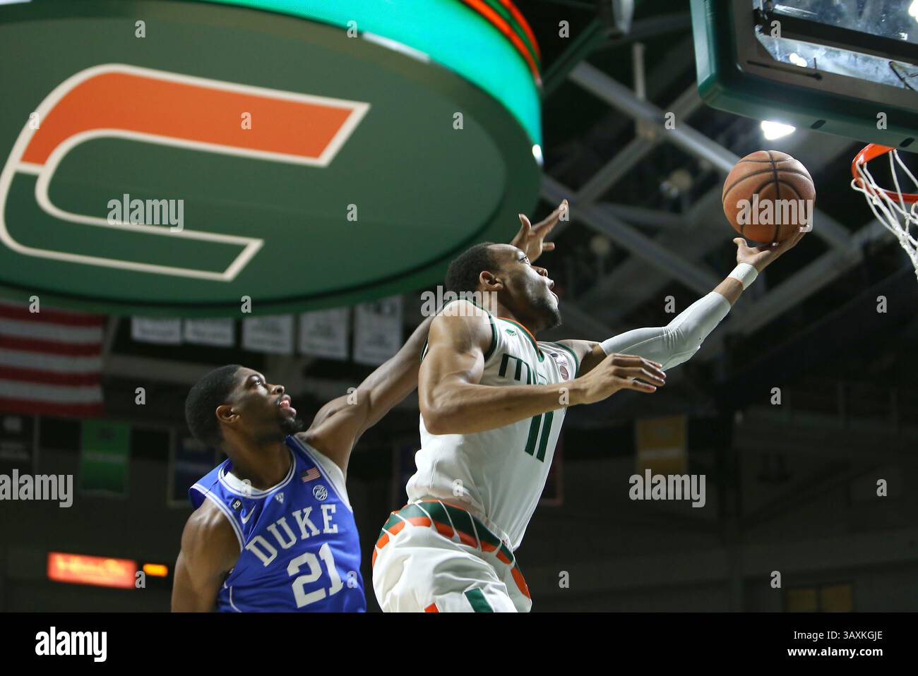 25 février 2017 - Coral Gables, FL, USA - Bruce Brown de Miami passe au panier devant Amile Jefferson (21 ans) de Duke lors de la première mi-temps au Watsco Center de Coral Gables, Floride, le samedi 25 février 2017. (Crédit image : © David Santiago/TNS via ZUMA Wire) Banque D'Images