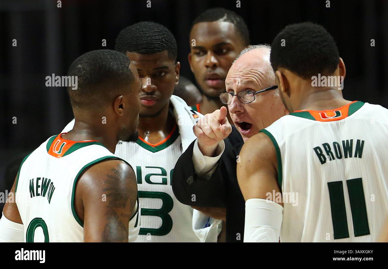 25 février 2017 - Coral Gables, FL, USA - L'entraîneur-chef de Miami Jim Larranaga donne des instructions à son équipe lors de la deuxième mi-temps contre Duke au Watsco Center de Coral Gables, Floride, le samedi 25 février 2017. Miami a gagné, 55-50. (Crédit image : © David Santiago/TNS via ZUMA Wire) Banque D'Images